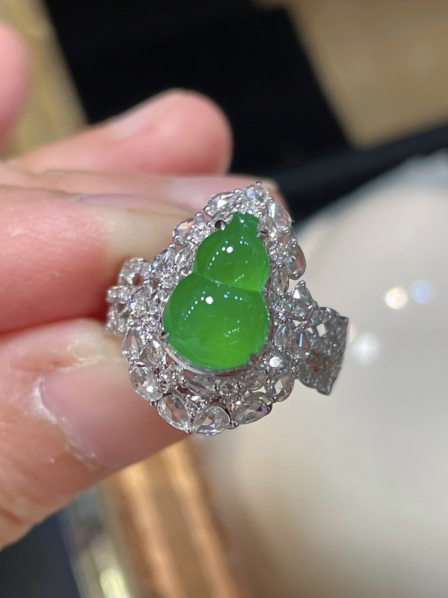 ️ 满绿葫芦戒指 冰透水嘟嘟，荧光也超好 18k真金镶嵌，11.1-7.7-3.8