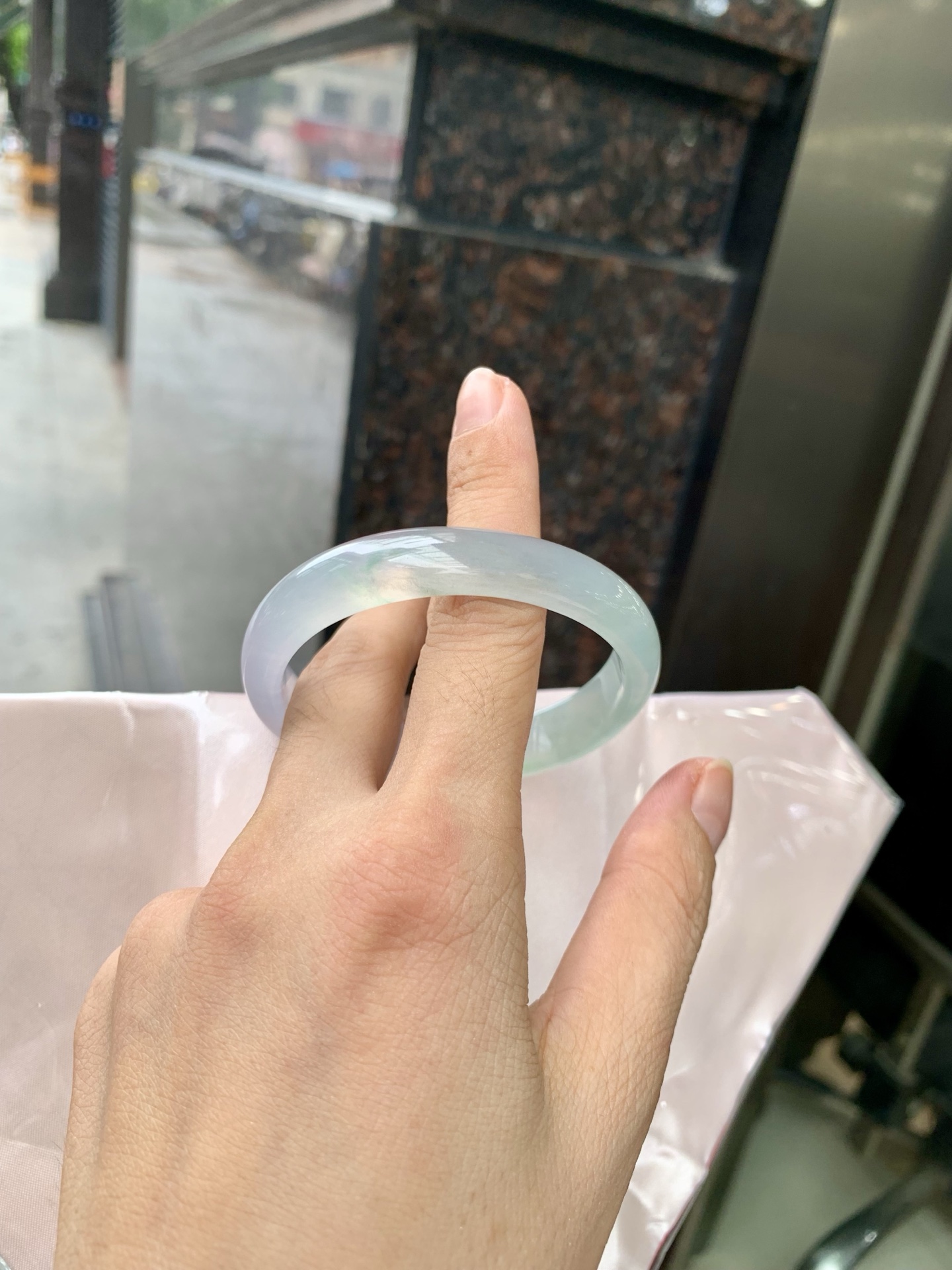 冰春彩贵妃 54.5-46-5.7-10.8 0719-4A168 无裂，底妆冰透，谁能拒绝一只自带春日滤镜的春彩镯啊，一抹金丝绿，像雾里的新芽，冰润细腻，上手温柔到骨子里，把整个春天的诗意都戴在手上。