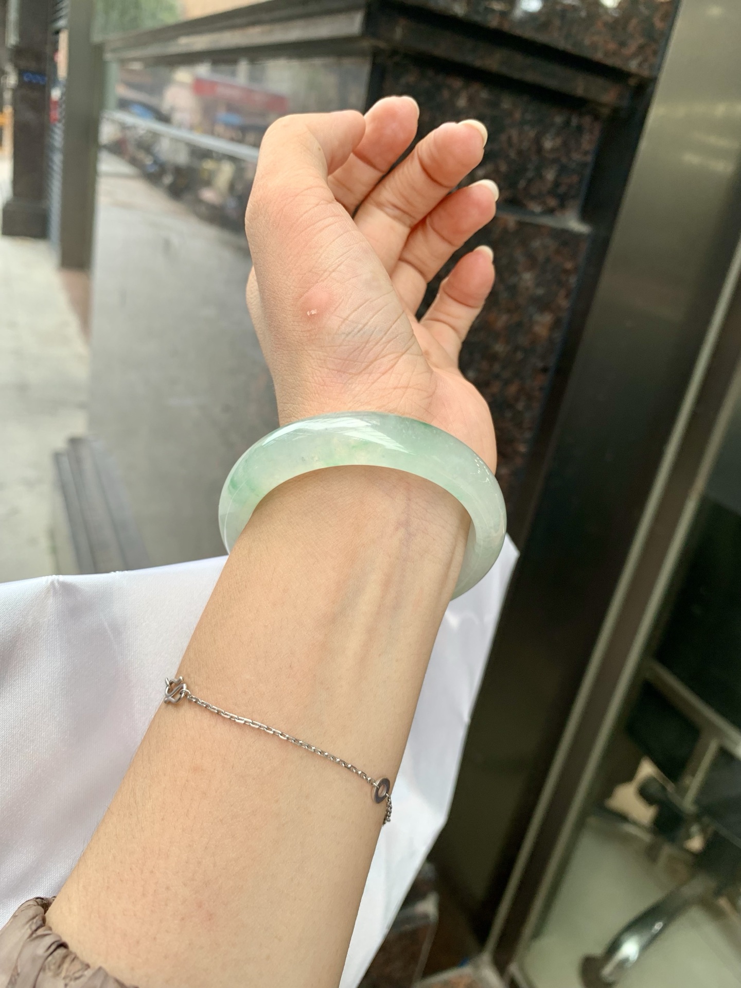 冰飘花正圈 51.8-6.8-12.2 0719-53-56 打灯细纹，底妆胶润，冰底中开出了朵朵绿花，飘花灵动飘逸，勾勒出一幅唯美诗意的山水意境画，古典优雅又秀气