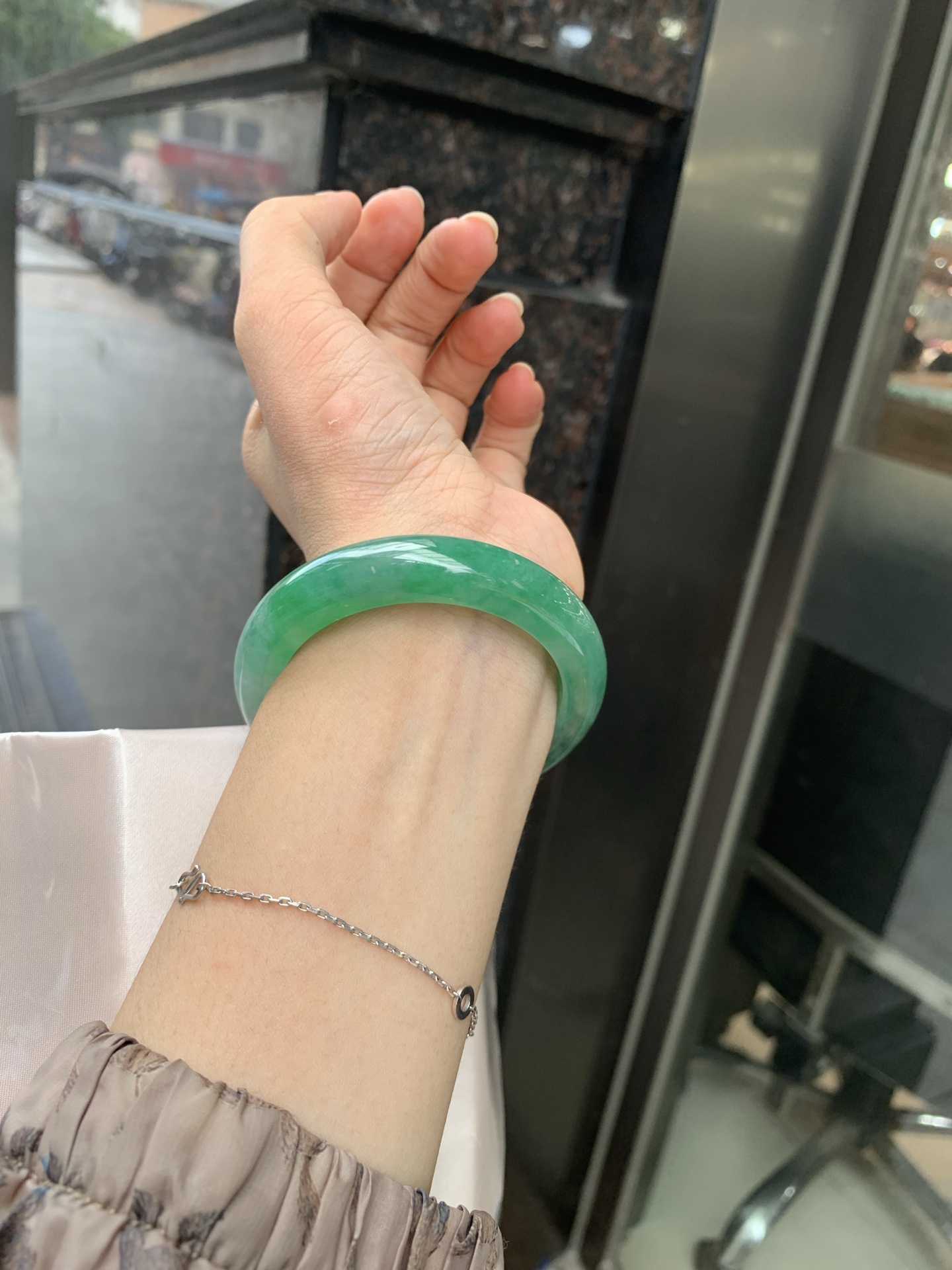 满绿正圈 51.7-8.1-11.1 0719-53-71 打灯细纹，底妆水润，满圈果阳绿鲜艳青翠，色泽均匀分布，举手投足之间散发出来的贵气感