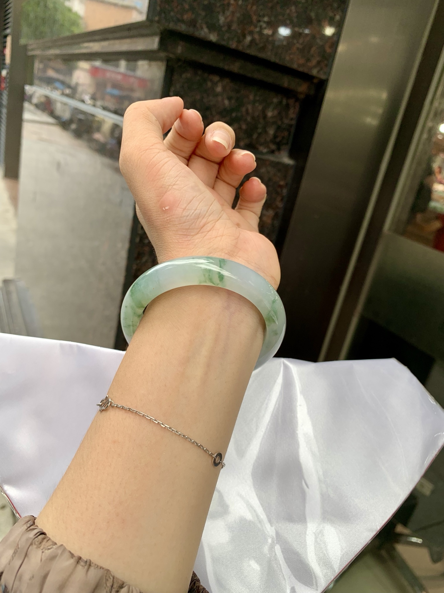 冰飘花正圈 0719-53-33 打灯棉线，底妆水润，冰底中开出了朵朵蓝花，飘花灵动飘逸，勾勒出一幅唯美诗意的山水意境画，古典优雅又秀气