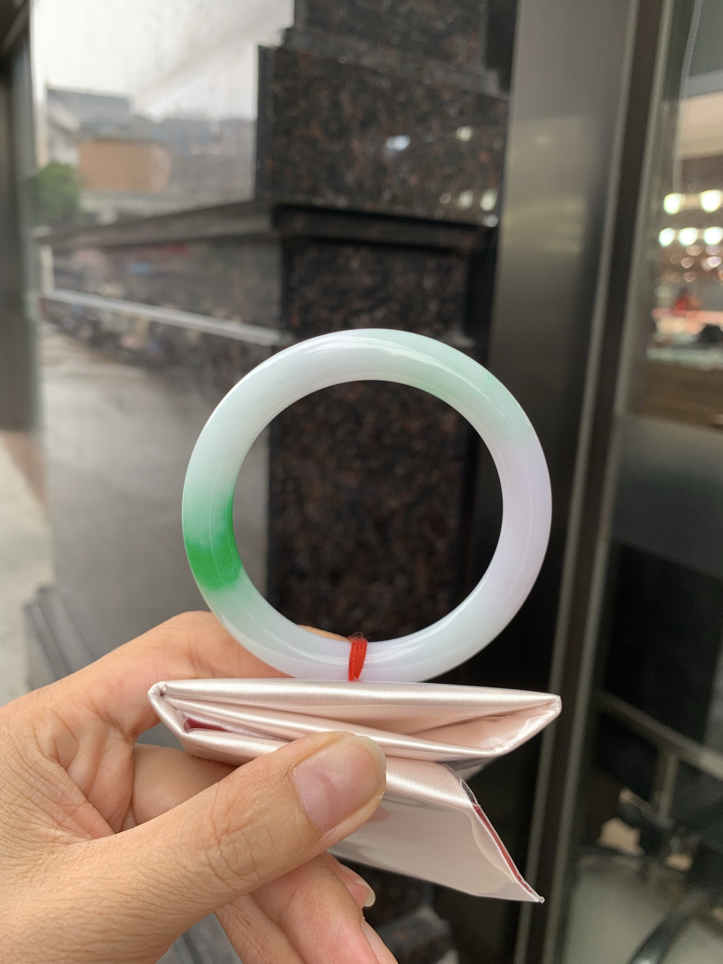 阳绿春彩圆条 54.4-8.8-7.7 0719-N1224 无裂，底妆水润，淡淡粉底凝霜，翠落镯间，底色晕染柔润淡紫罗兰，雾面紫韵含蓄温婉，一抹阳绿花色顺势晕开，阳绿花鲜活明艳，紫绿撞色浑然天成。