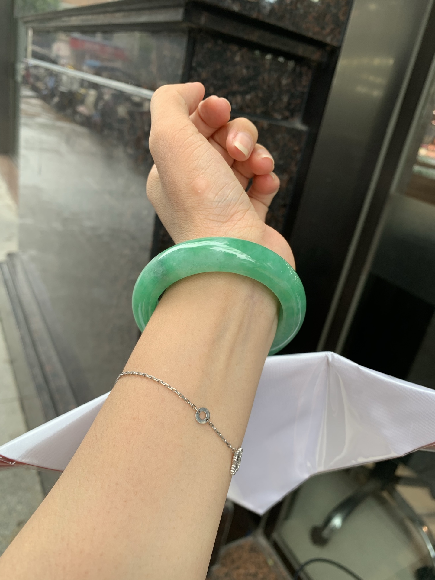 满绿正圈 54.2-9.5-13.3 0719-53-61 打灯细纹，底妆水润，满圈果阳绿鲜艳青翠，色泽均匀分布，举手投足之间散发出来的贵气感