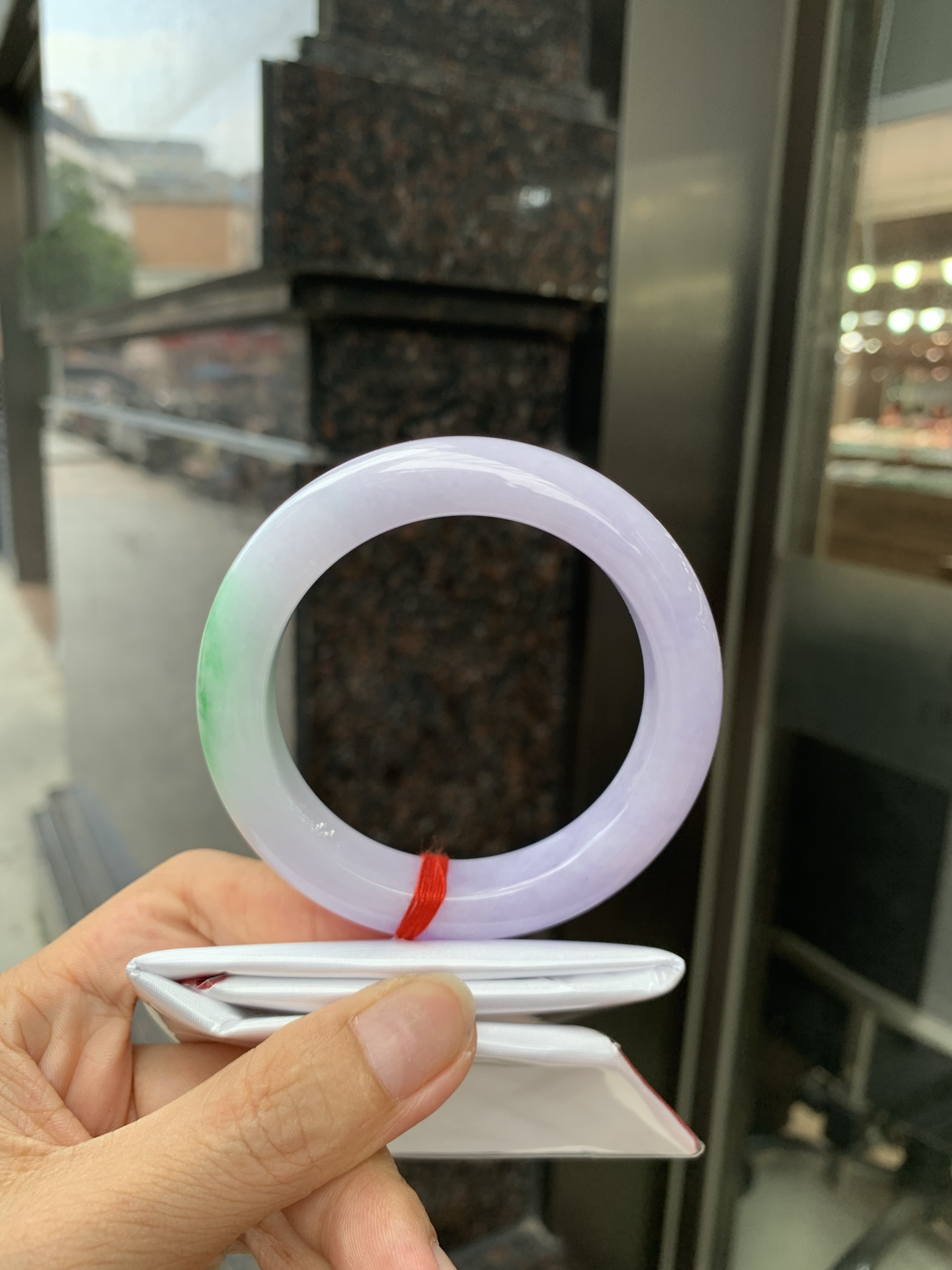 春彩正圈 0719-53-31 打灯棉线，底妆水润细腻，交织阳绿花色，底妆细腻温润，色泽自然柔和，一镯双色，半山半水，韵味独特，日常佩戴超显气质。