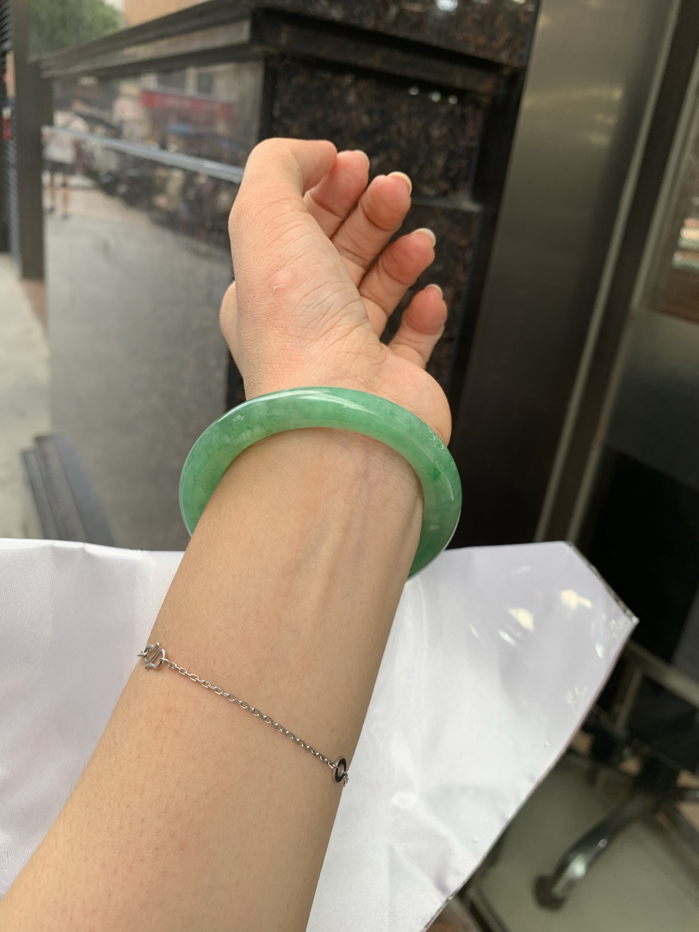 满绿圆条 51.2-8.7-7.6 0719-53-26 打灯细棉纹，底妆水润，满圈果阳绿鲜艳青翠，色泽均匀分布，举手投足之间散发出来的贵气感