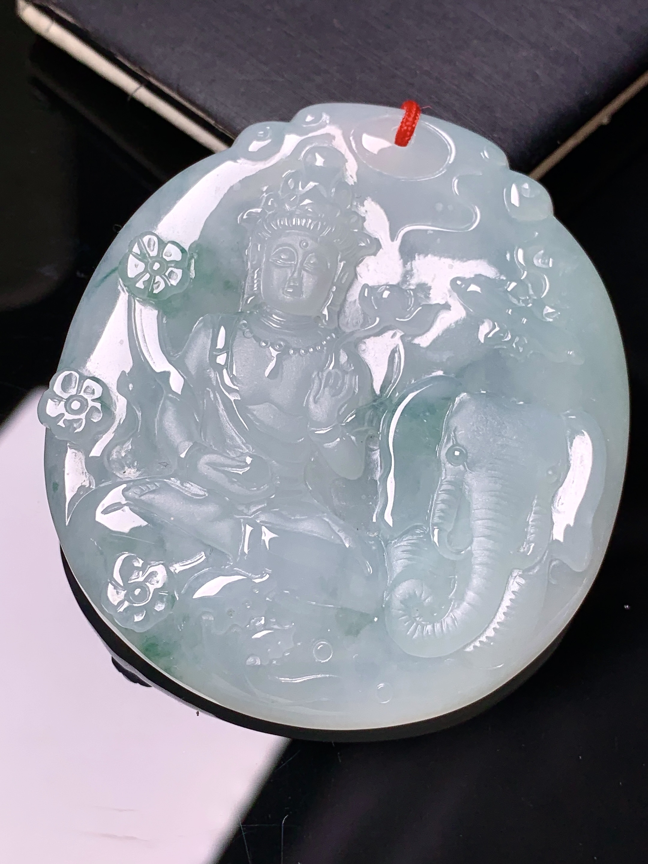 飘绿普贤观音菩萨吊坠 玉质细腻 色泽艳丽清新 水润亮眼 整体尺寸51.5*46.8*5.6 b2
