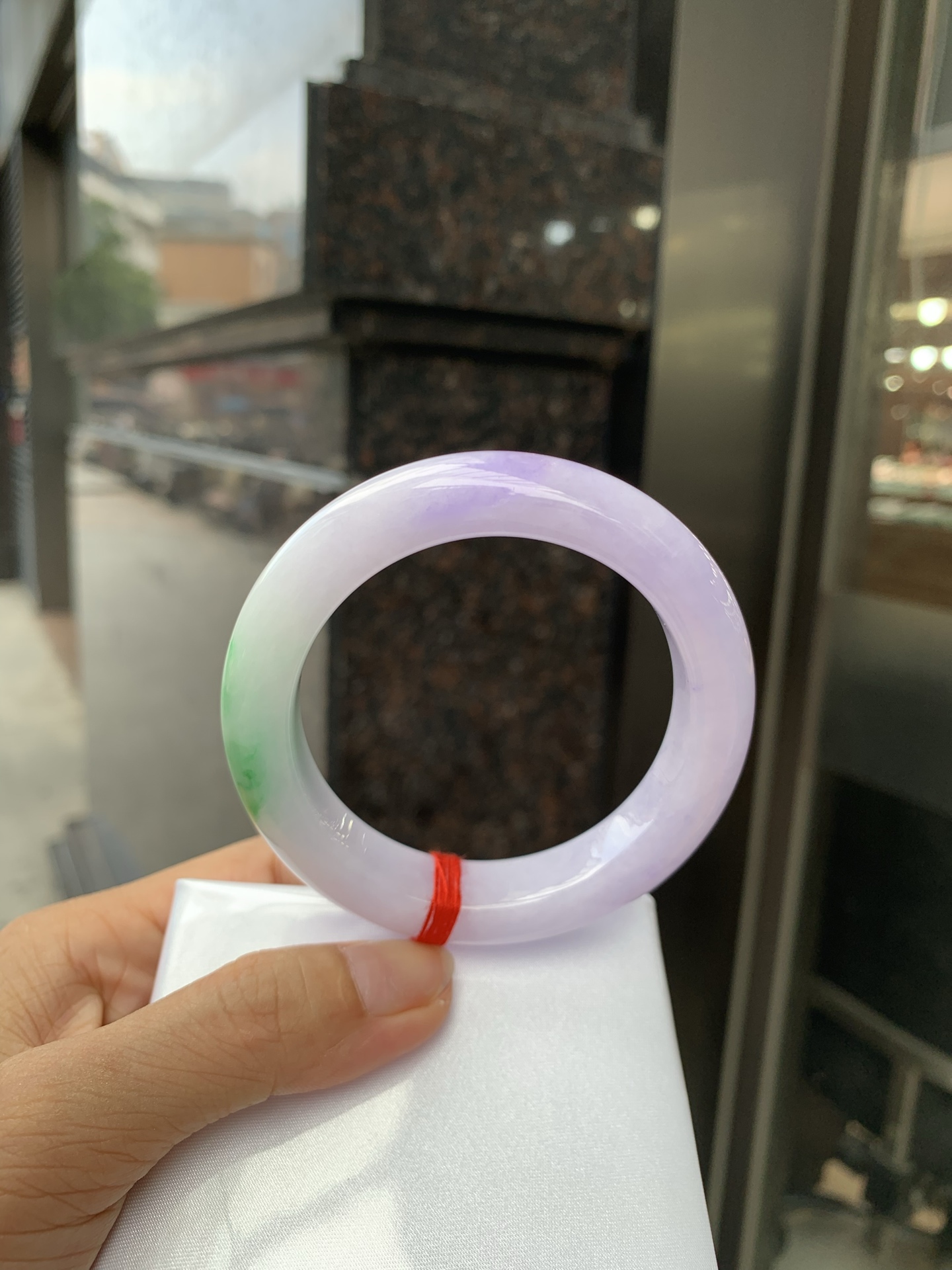 春彩正圈 0719-53-31 打灯棉线，底妆水润细腻，交织阳绿花色，底妆细腻温润，色泽自然柔和，一镯双色，半山半水，韵味独特，日常佩戴超显气质。
