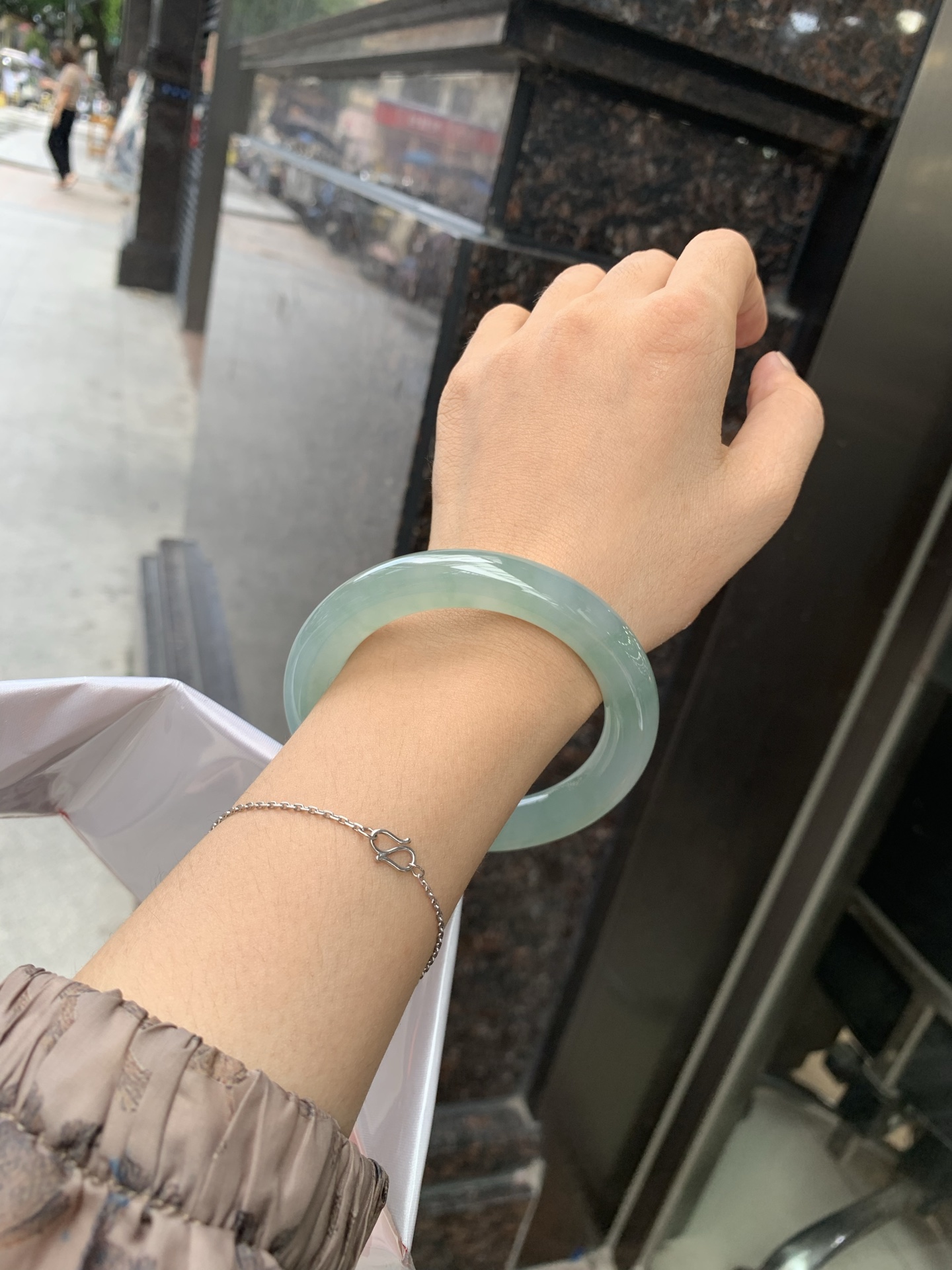 湖水绿圆条 57.8-10.8-10.7 0719-53-56 无裂，底妆胶润细腻，它的绿色深邃而柔和，仿佛阳光洒落湖面，泛起层层涟漪，波光粼粼，可谓是验证了“天青色等烟雨，而我在等你”