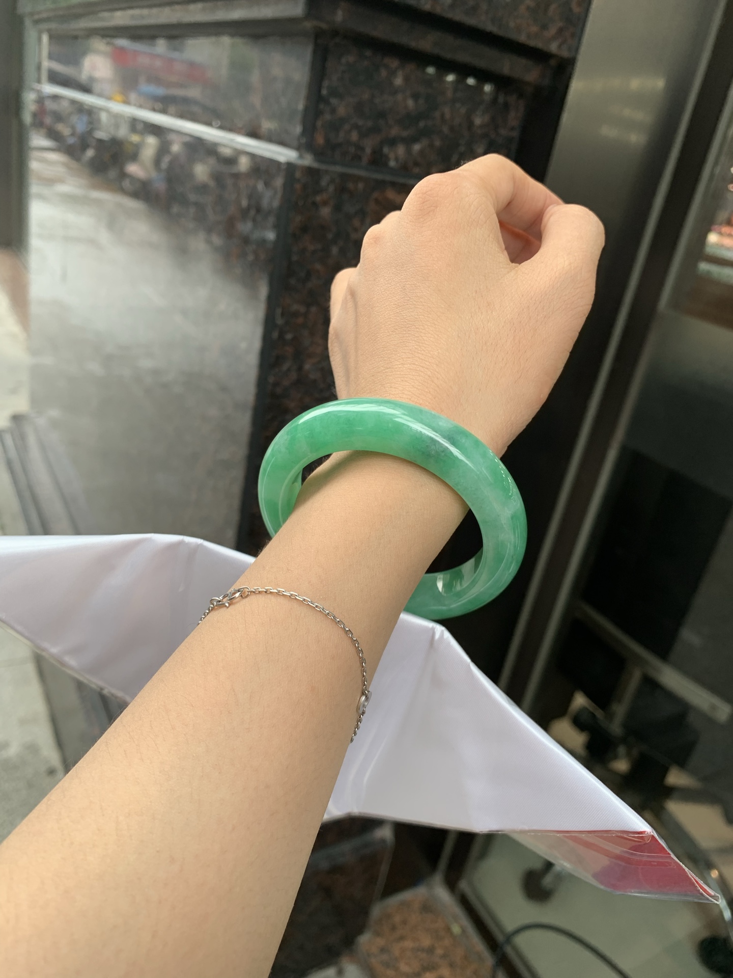 满绿正圈 54.2-9.5-13.3 0719-53-61 打灯细纹，底妆水润，满圈果阳绿鲜艳青翠，色泽均匀分布，举手投足之间散发出来的贵气感