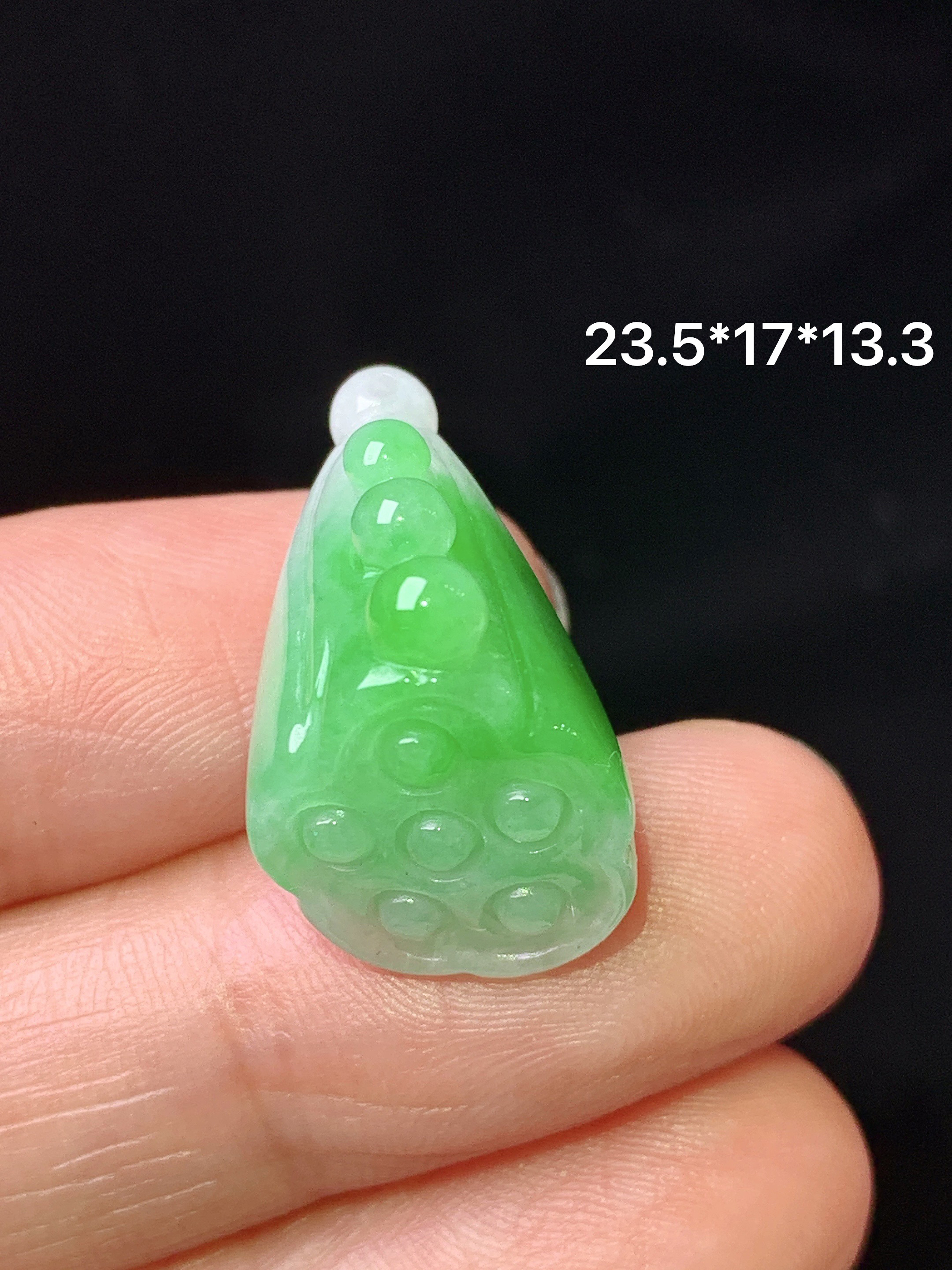 飘绿莲蓬头吊坠 玉质细腻 色泽艳丽清新 整体尺寸23.5*17*13.3 a3