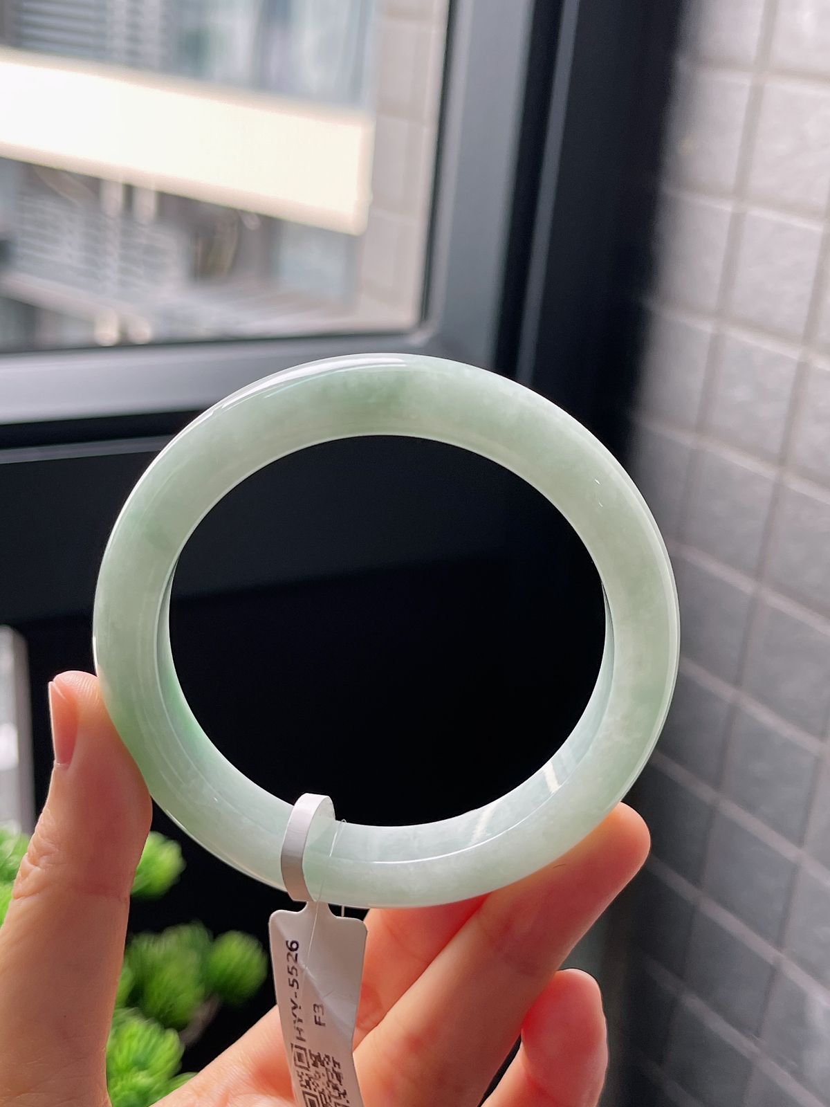 正圈57.2圈口，翡翠糯化种飘绿手镯