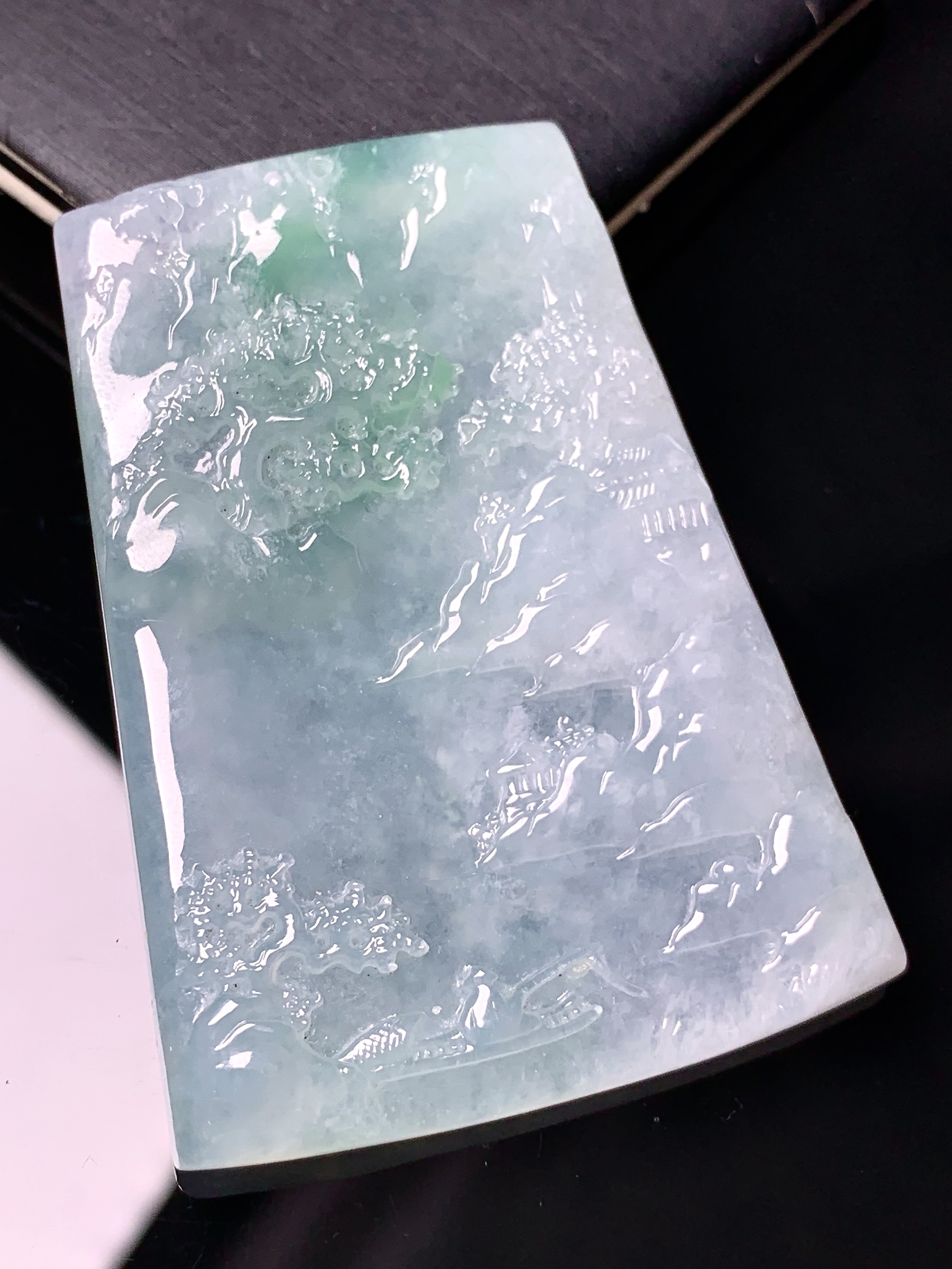 飘绿山水牌子吊坠 玉质细腻 色泽艳丽清新 水润亮眼 整体尺寸55.3*40.6*5.8 x7