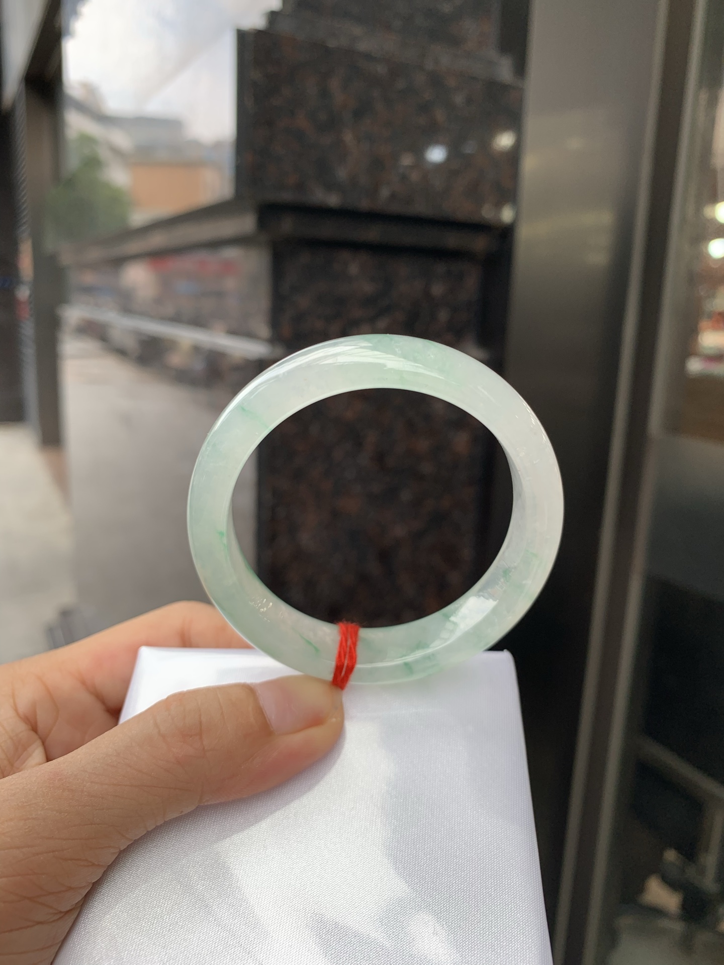 冰飘花正圈 51.8-6.8-12.2 0719-53-56 打灯细纹，底妆胶润，冰底中开出了朵朵绿花，飘花灵动飘逸，勾勒出一幅唯美诗意的山水意境画，古典优雅又秀气