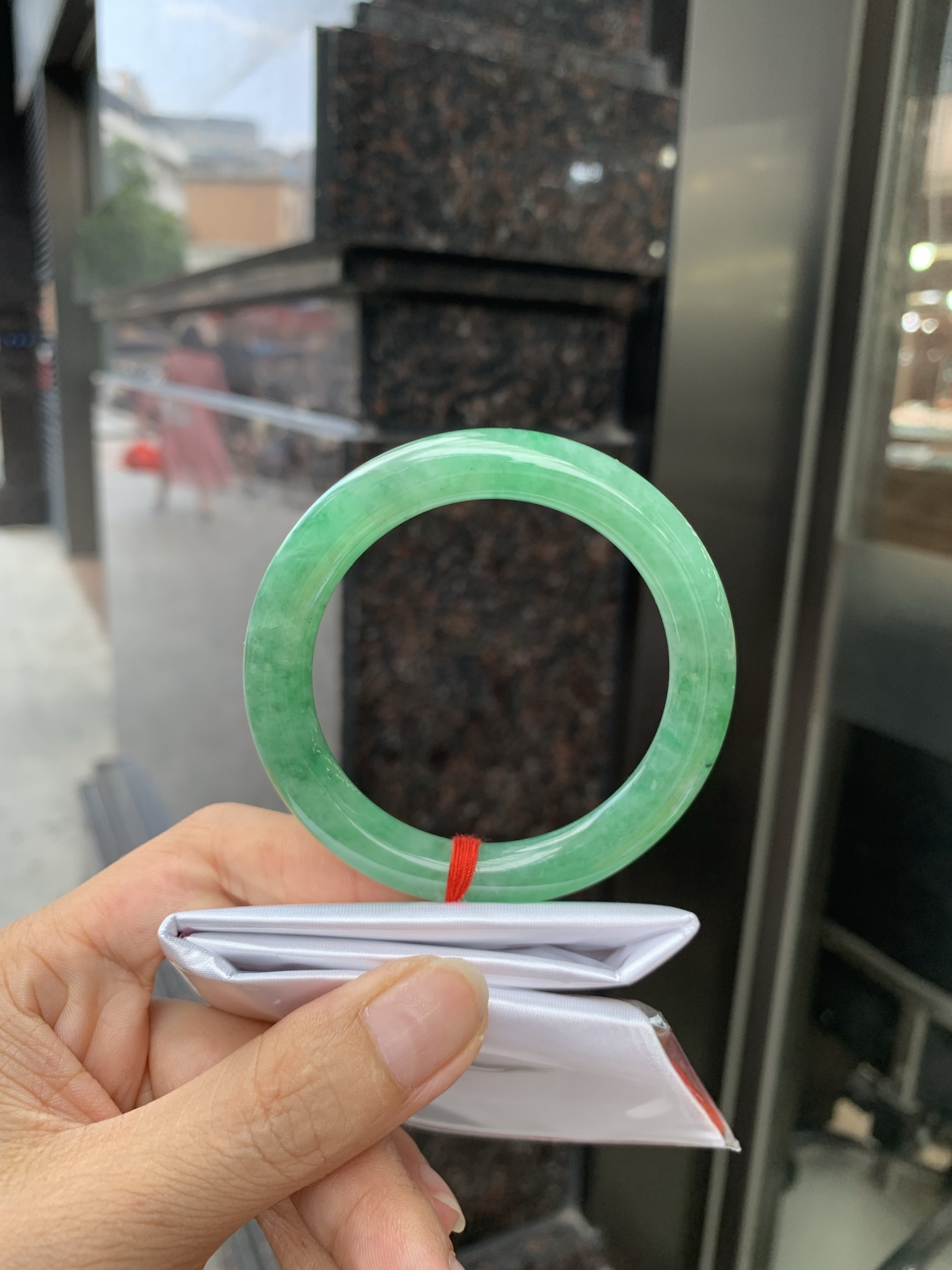 满绿圆条 51.2-8.7-7.6 0719-53-26 打灯细棉纹，底妆水润，满圈果阳绿鲜艳青翠，色泽均匀分布，举手投足之间散发出来的贵气感