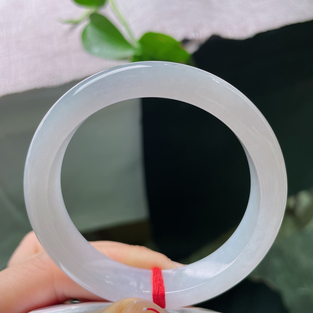 53.5/12.2/8，白月光正圈，是年少时不敢触碰的梦，如今终于安稳地戴在了腕上。有棉线，5592