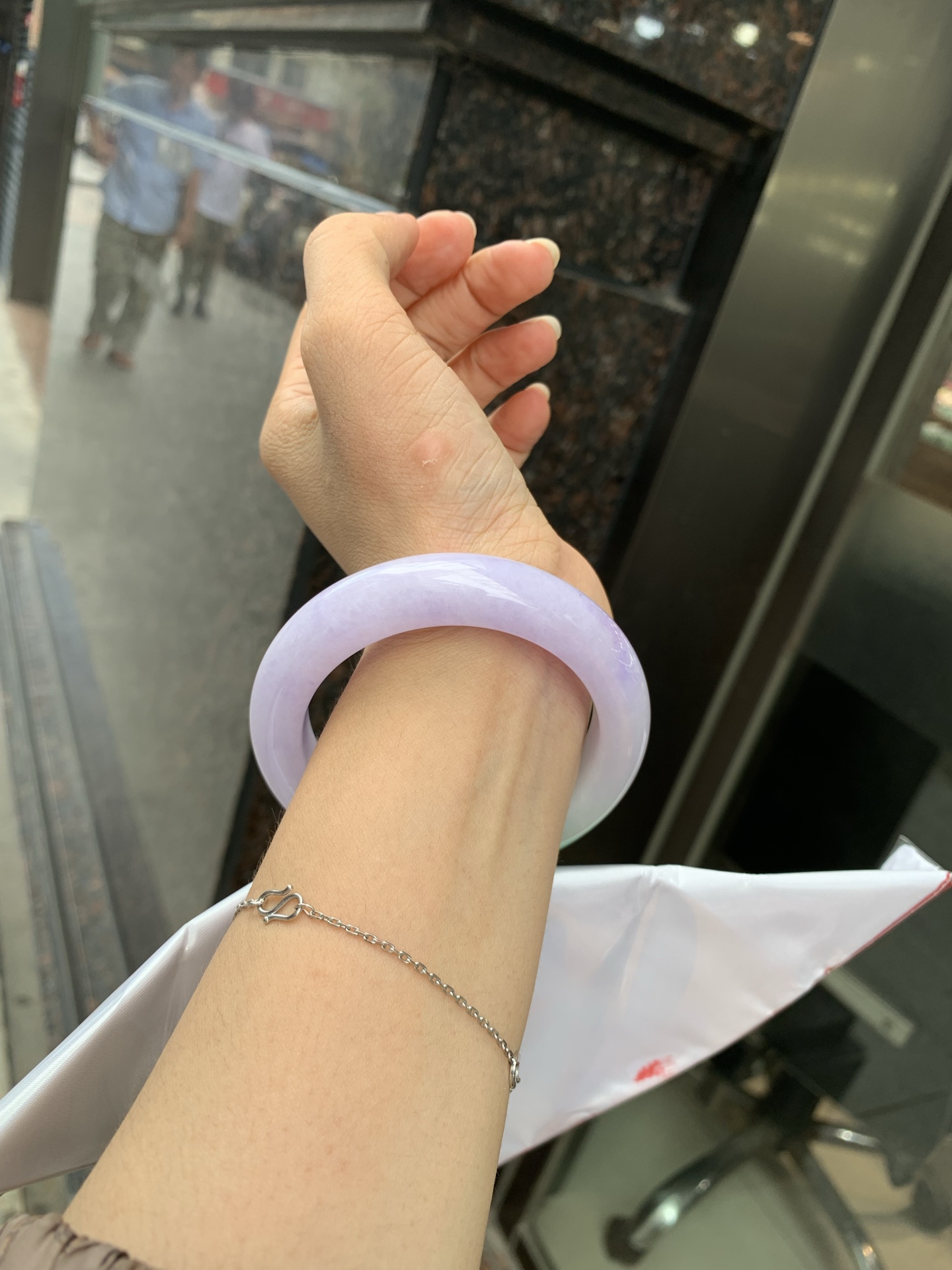 春彩正圈 0719-53-31 打灯棉线，底妆水润细腻，交织阳绿花色，底妆细腻温润，色泽自然柔和，一镯双色，半山半水，韵味独特，日常佩戴超显气质。