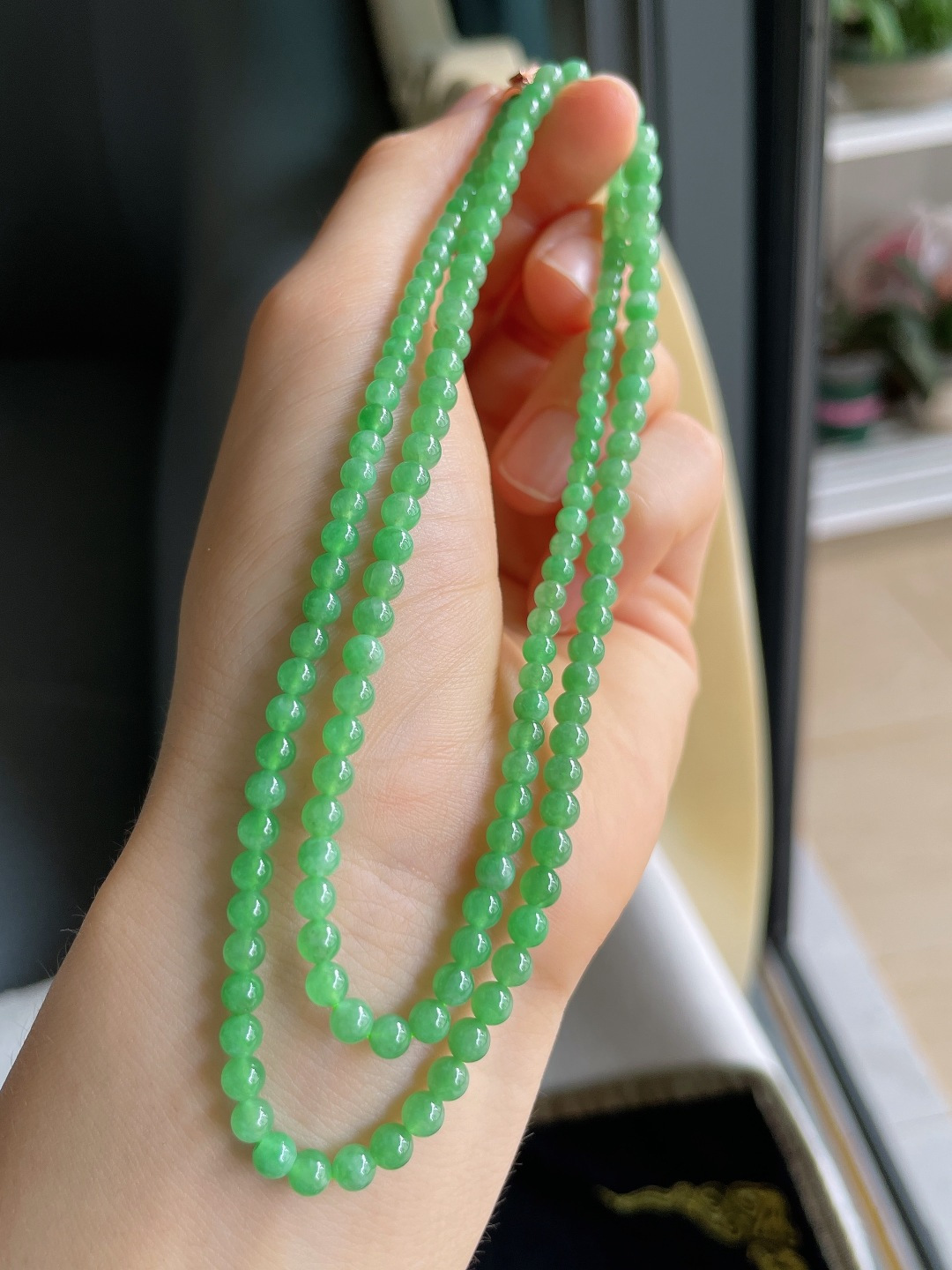 ️，天然翡翠A货，冰满绿珠链，尺寸：3.5-4.5mm146颗。【编3725】