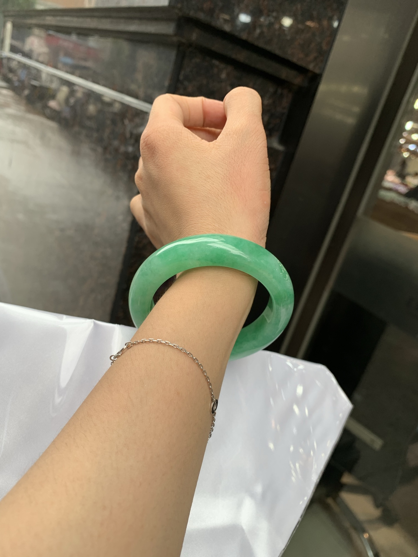 满绿正圈 54.2-9.5-13.3 0719-53-61 打灯细纹，底妆水润，满圈果阳绿鲜艳青翠，色泽均匀分布，举手投足之间散发出来的贵气感