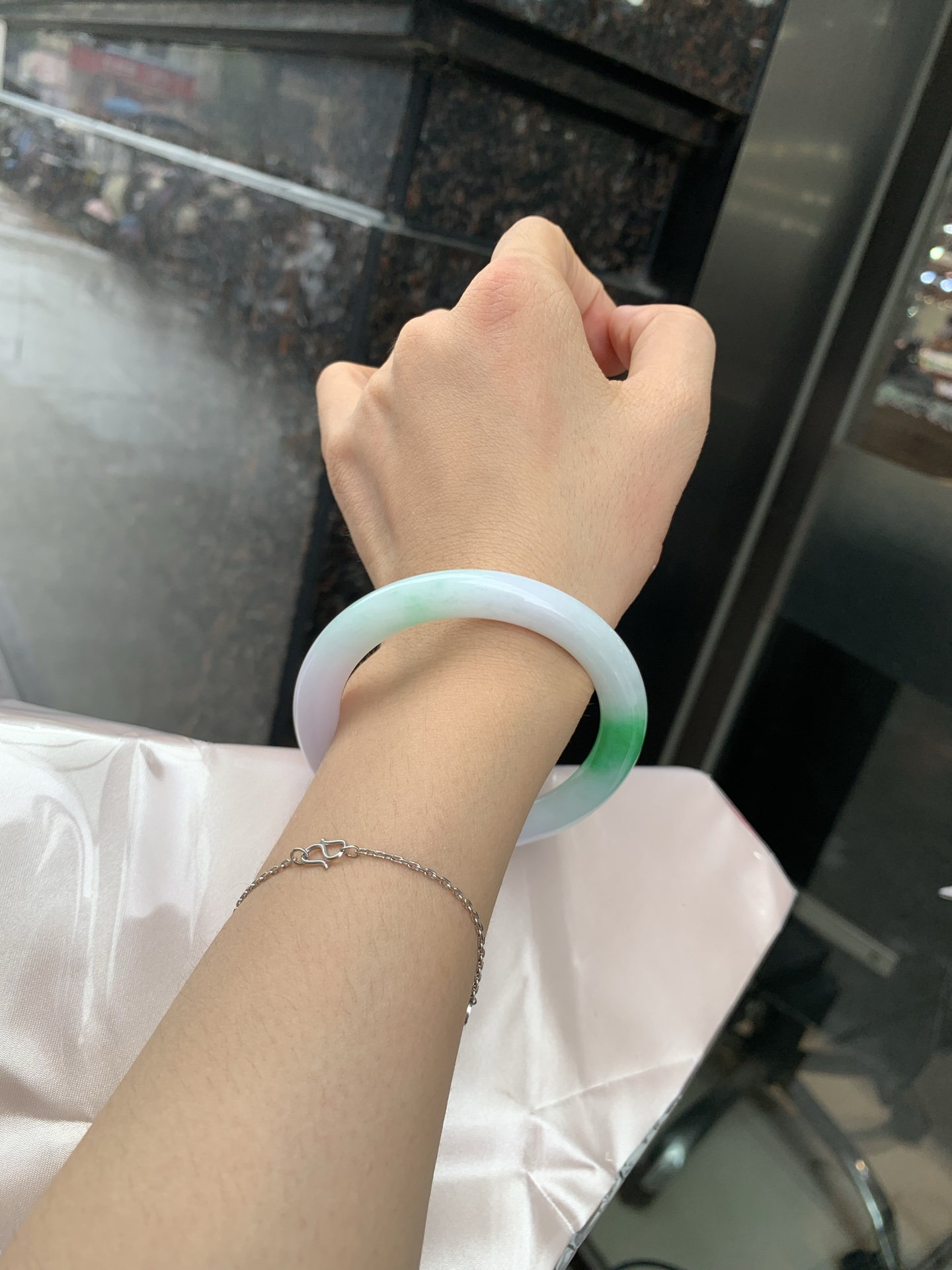 阳绿春彩圆条 54.4-8.8-7.7 0719-N1224 无裂，底妆水润，淡淡粉底凝霜，翠落镯间，底色晕染柔润淡紫罗兰，雾面紫韵含蓄温婉，一抹阳绿花色顺势晕开，阳绿花鲜活明艳，紫绿撞色浑然天成。