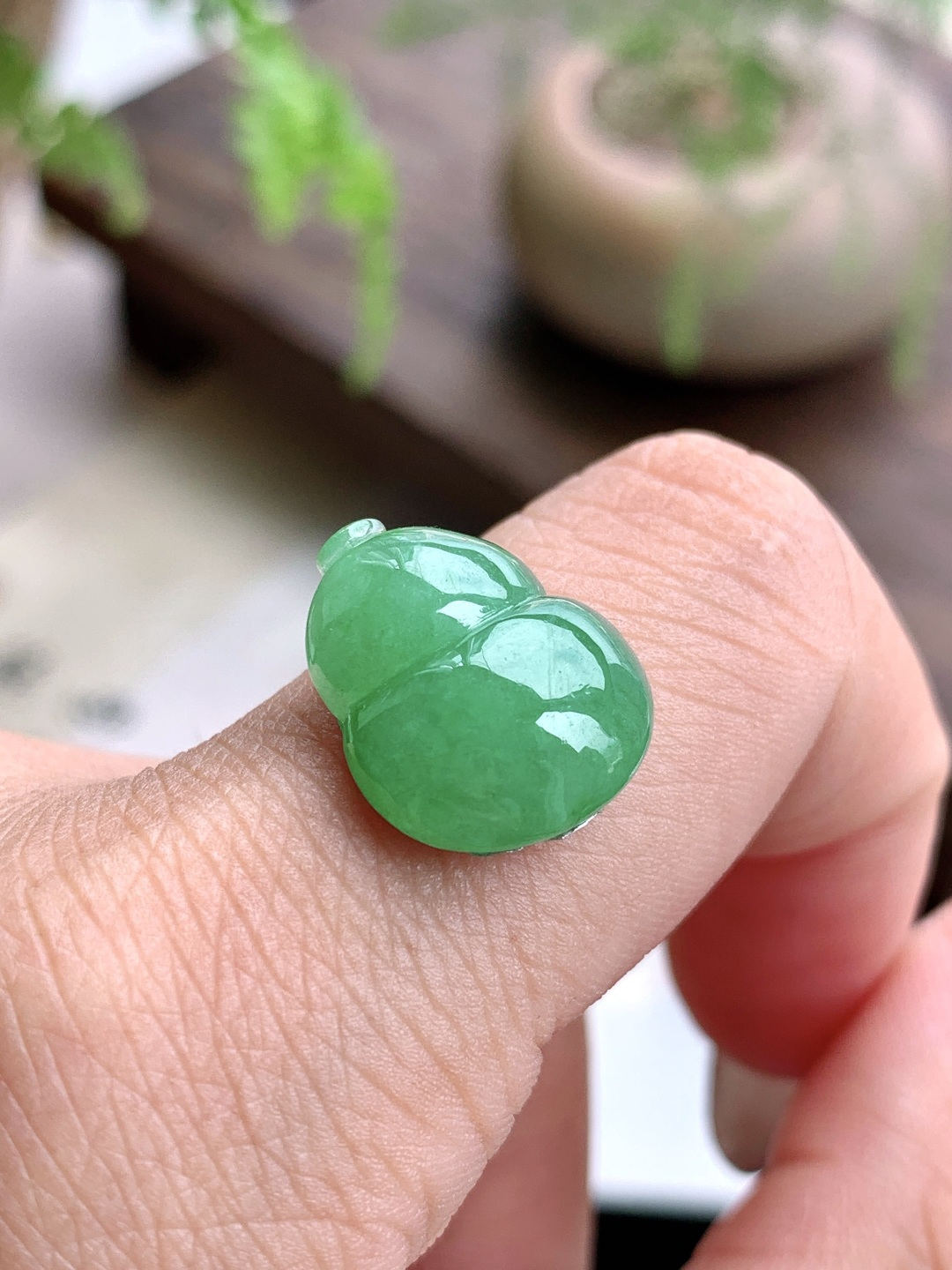 糯冰阳绿葫芦吊坠 缅料 性比高 尺寸16-13.4-5.2 重量1.8克 不议