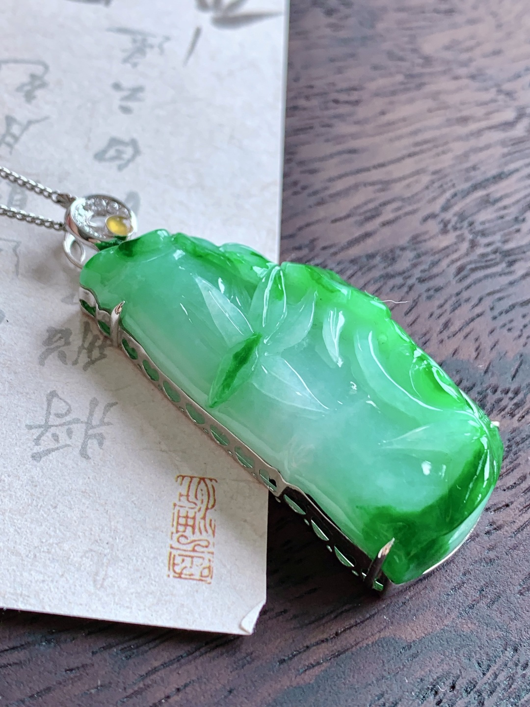 糯冰飘阳绿竹节吊坠 缅料 18k金镶嵌 无裂 性比高 超厚 整体60.6-25.2-13.4 裸石50.6-25.2-12.7 重量34克