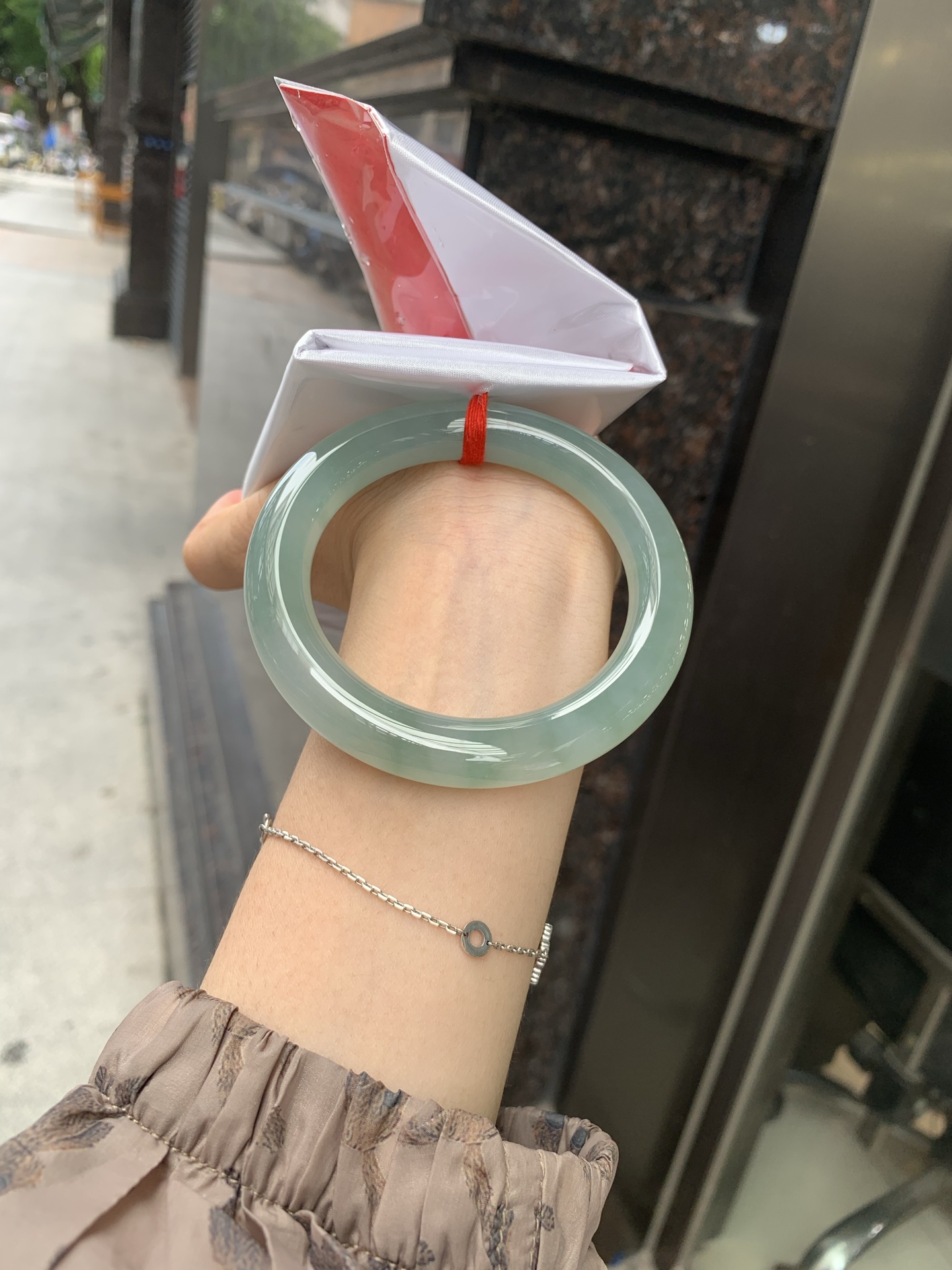 湖水绿圆条 57.8-10.8-10.7 0719-53-56 无裂，底妆胶润细腻，它的绿色深邃而柔和，仿佛阳光洒落湖面，泛起层层涟漪，波光粼粼，可谓是验证了“天青色等烟雨，而我在等你”
