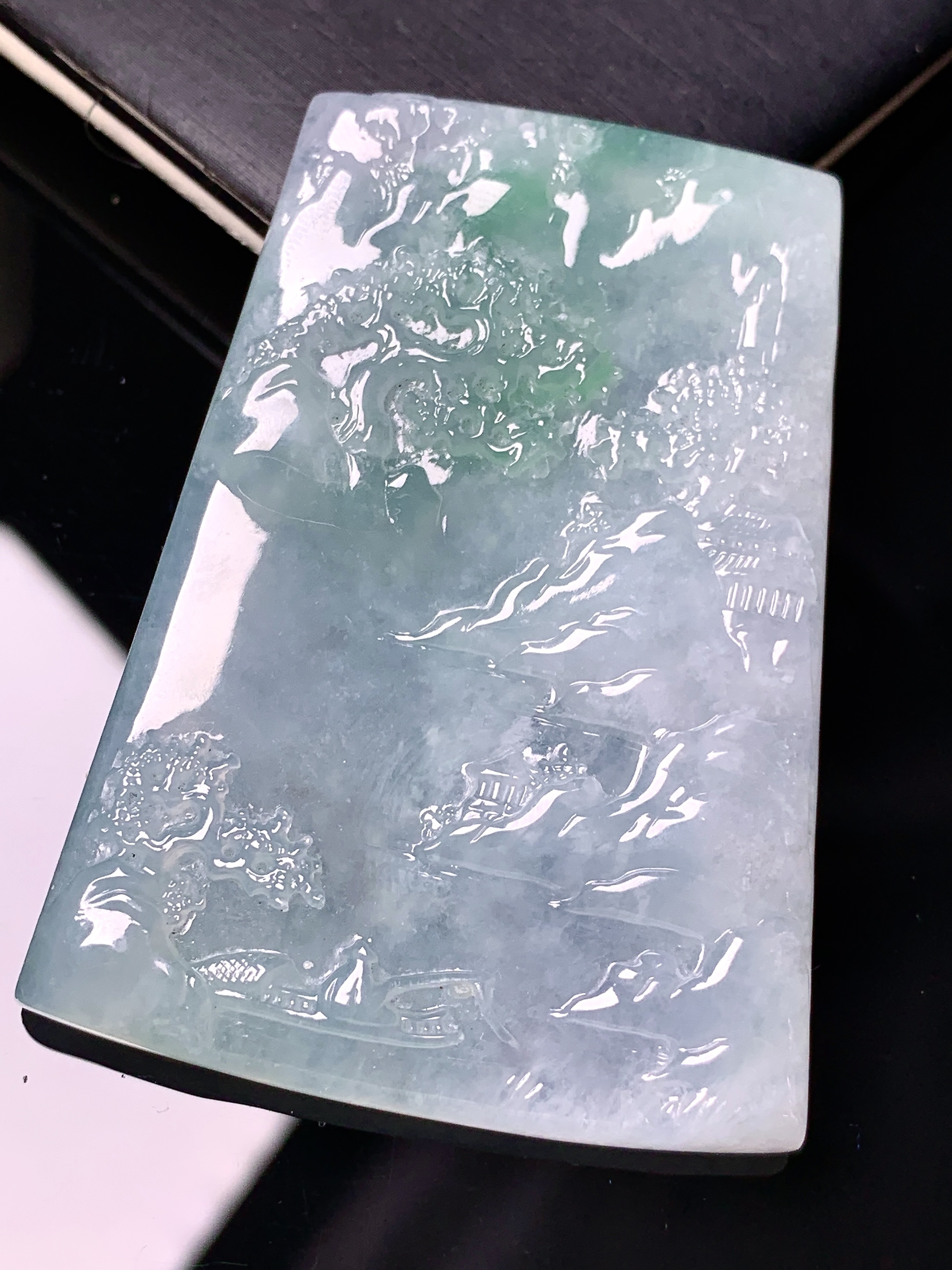 飘绿山水牌子吊坠 玉质细腻 色泽艳丽清新 水润亮眼 整体尺寸55.3*40.6*5.8 x7