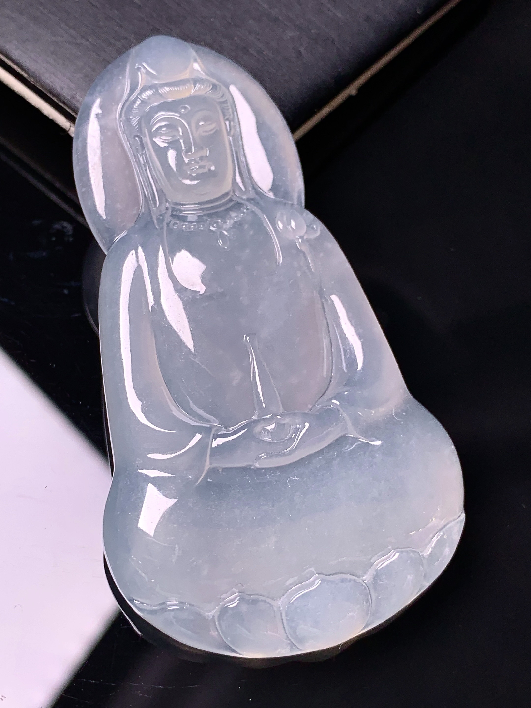 冰种观音菩萨吊坠 玉质细腻 色泽艳丽清新 水润亮眼 整体尺寸63*35.2*5.6 x7
