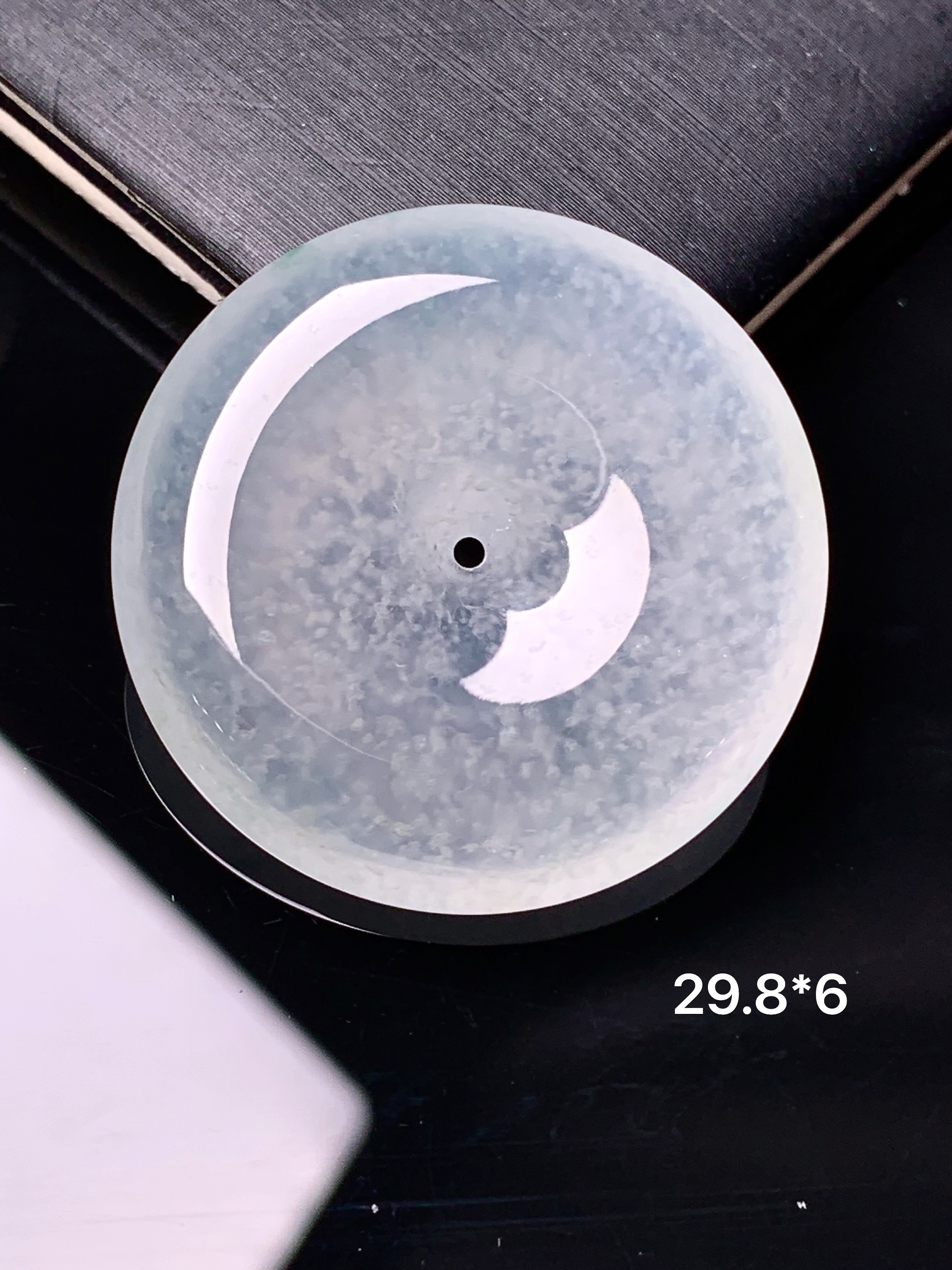 冰种平安扣吊坠 玉质细腻 色泽艳丽清新 水润亮眼 整体尺寸29.8*6 x7