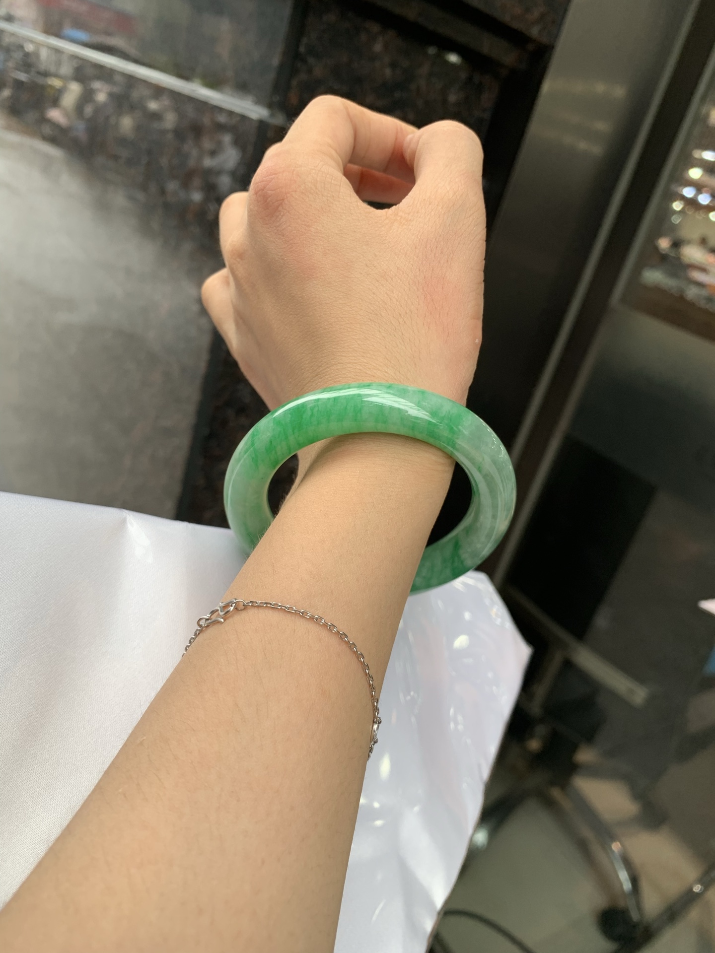 满绿圆条 52.8-10.3-11.3 0719-53-41 打灯细纹，棉线，底妆水润，满圈果阳绿鲜艳青翠，色泽均匀分布，举手投足之间散发出来的贵气感