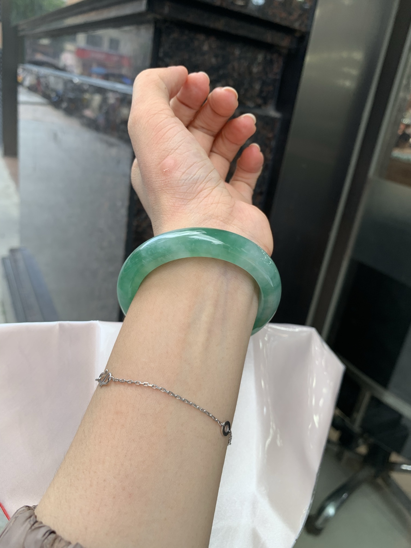 满绿正圈 51.7-8.1-11.1 0719-53-71 打灯细纹，底妆水润，满圈果阳绿鲜艳青翠，色泽均匀分布，举手投足之间散发出来的贵气感
