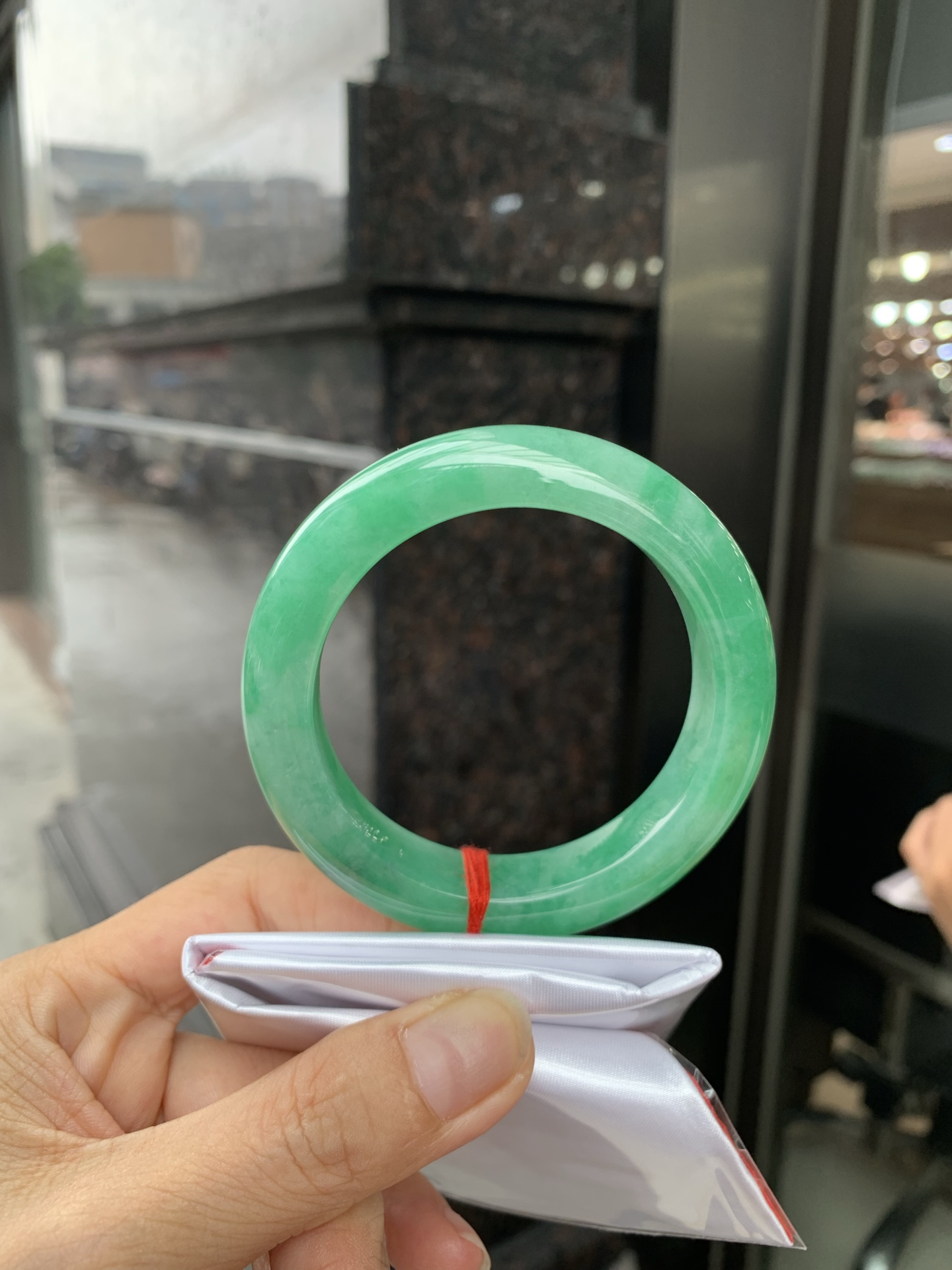 满绿正圈 54.2-9.5-13.3 0719-53-61 打灯细纹，底妆水润，满圈果阳绿鲜艳青翠，色泽均匀分布，举手投足之间散发出来的贵气感