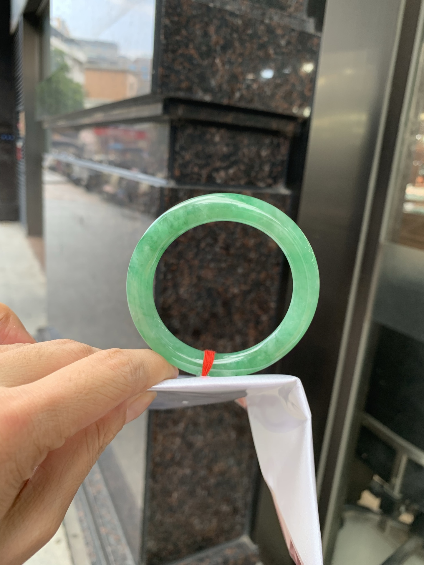 满绿圆条 51.2-8.7-7.6 0719-53-26 打灯细棉纹，底妆水润，满圈果阳绿鲜艳青翠，色泽均匀分布，举手投足之间散发出来的贵气感