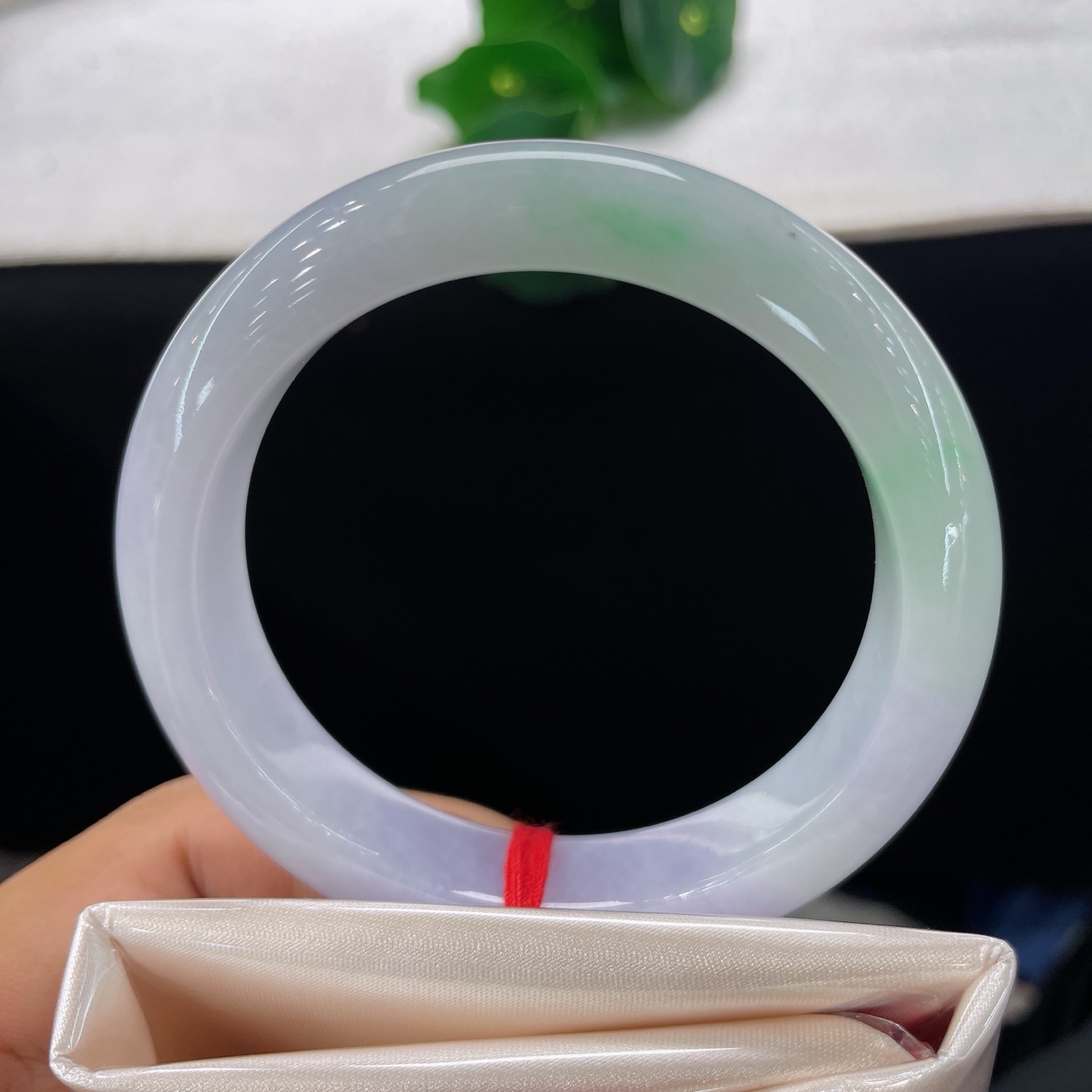 圈口54.5/12.2/8.6，冰种春带彩正圈，54/55可戴，素玉凝浅紫，翠色落清腕，无裂