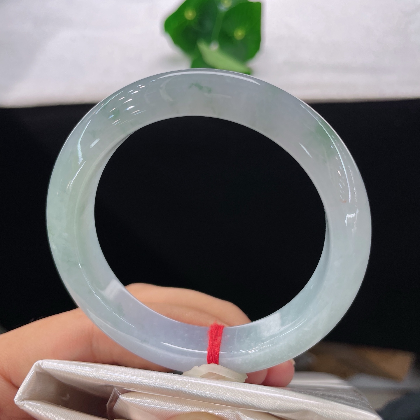 圈口55/12.7/8.9，冰飘花正圈，54/55可戴，一汪冰润底色，零星绿花轻缀，无裂