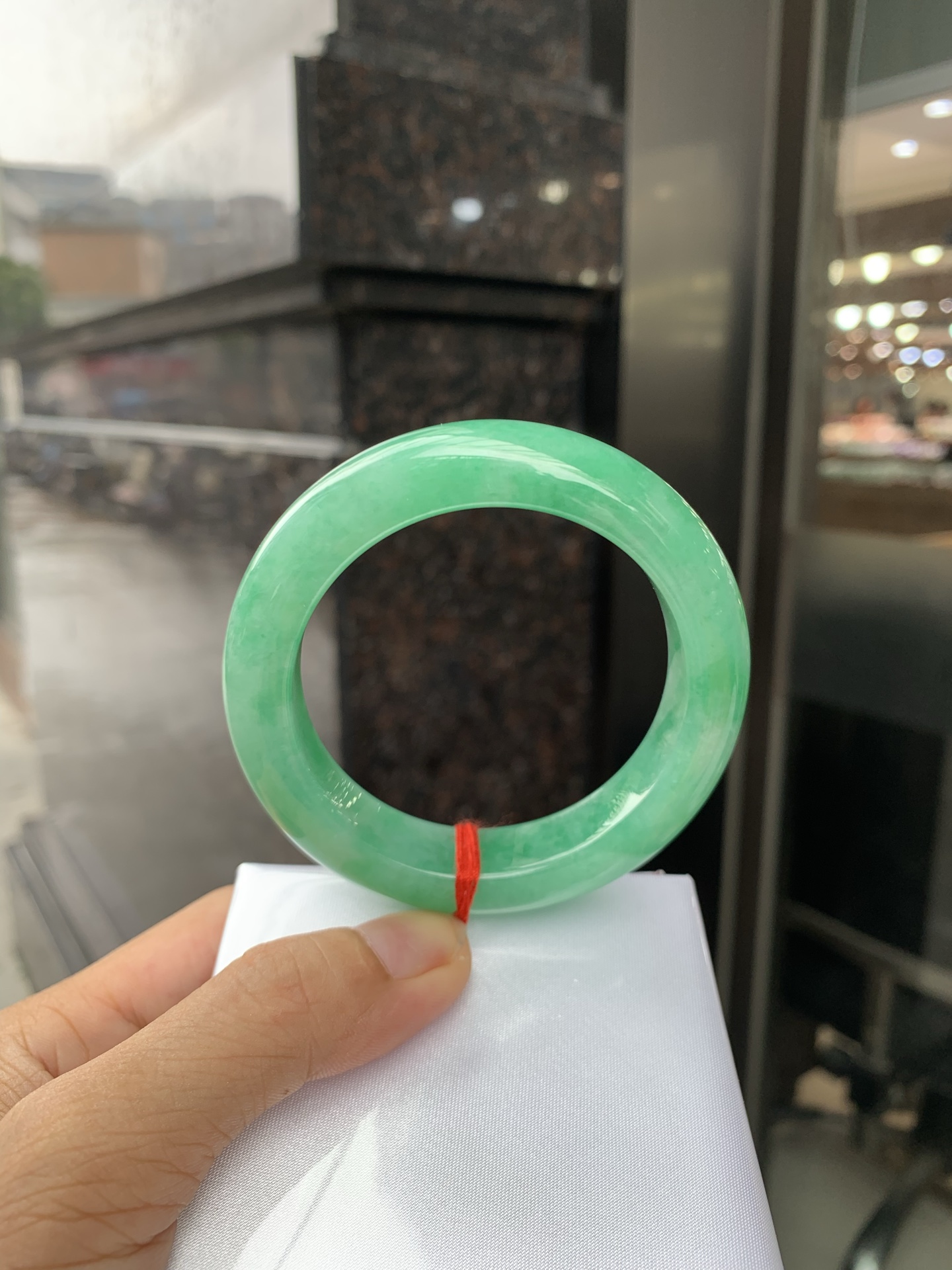 满绿正圈 54.2-9.5-13.3 0719-53-61 打灯细纹，底妆水润，满圈果阳绿鲜艳青翠，色泽均匀分布，举手投足之间散发出来的贵气感