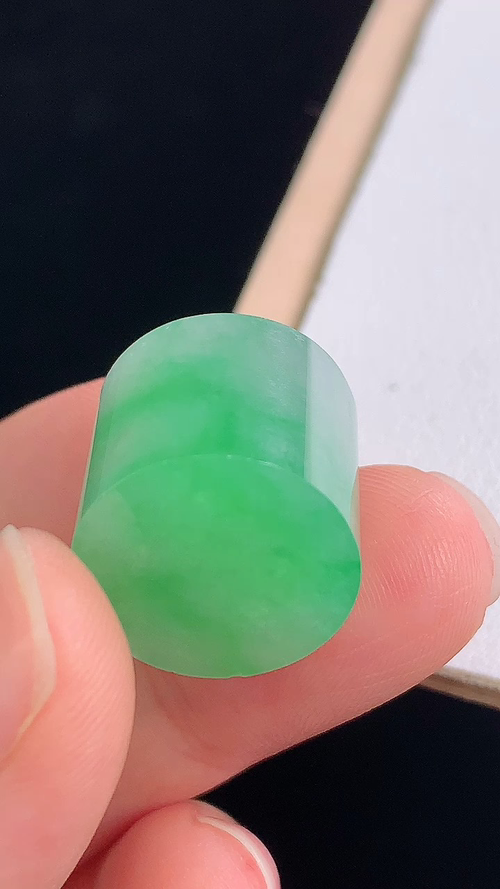 冰飘绿圆柱，无裂，尺寸:15.8-14.1mm 18