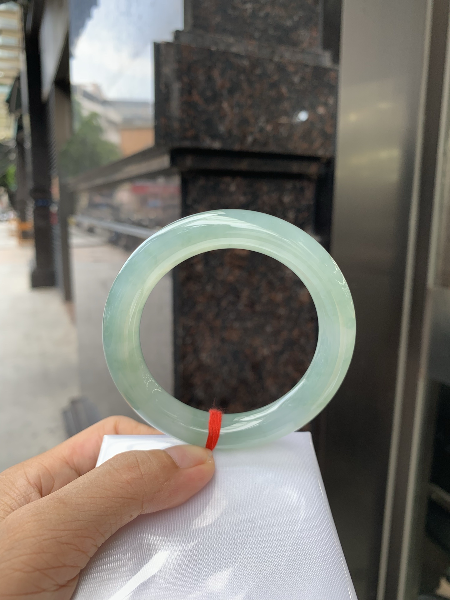 湖水绿圆条 57.8-10.8-10.7 0719-53-56 无裂，底妆胶润细腻，它的绿色深邃而柔和，仿佛阳光洒落湖面，泛起层层涟漪，波光粼粼，可谓是验证了“天青色等烟雨，而我在等你”