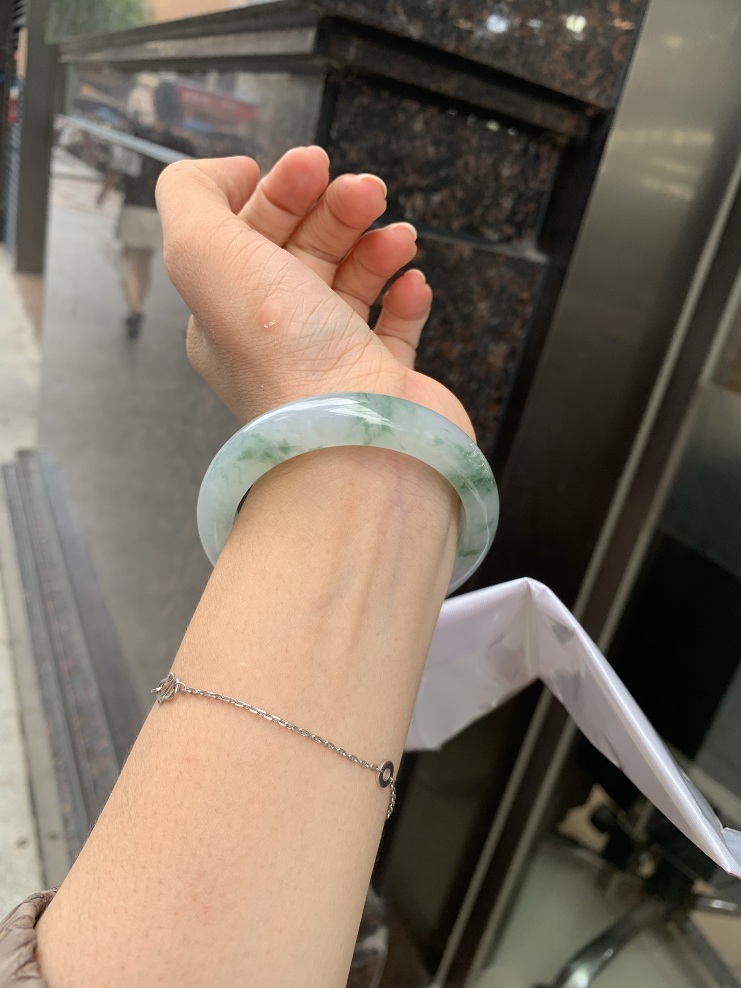 冰飘花正圈 0719-53-33 打灯棉线，底妆水润，冰底中开出了朵朵蓝花，飘花灵动飘逸，勾勒出一幅唯美诗意的山水意境画，古典优雅又秀气