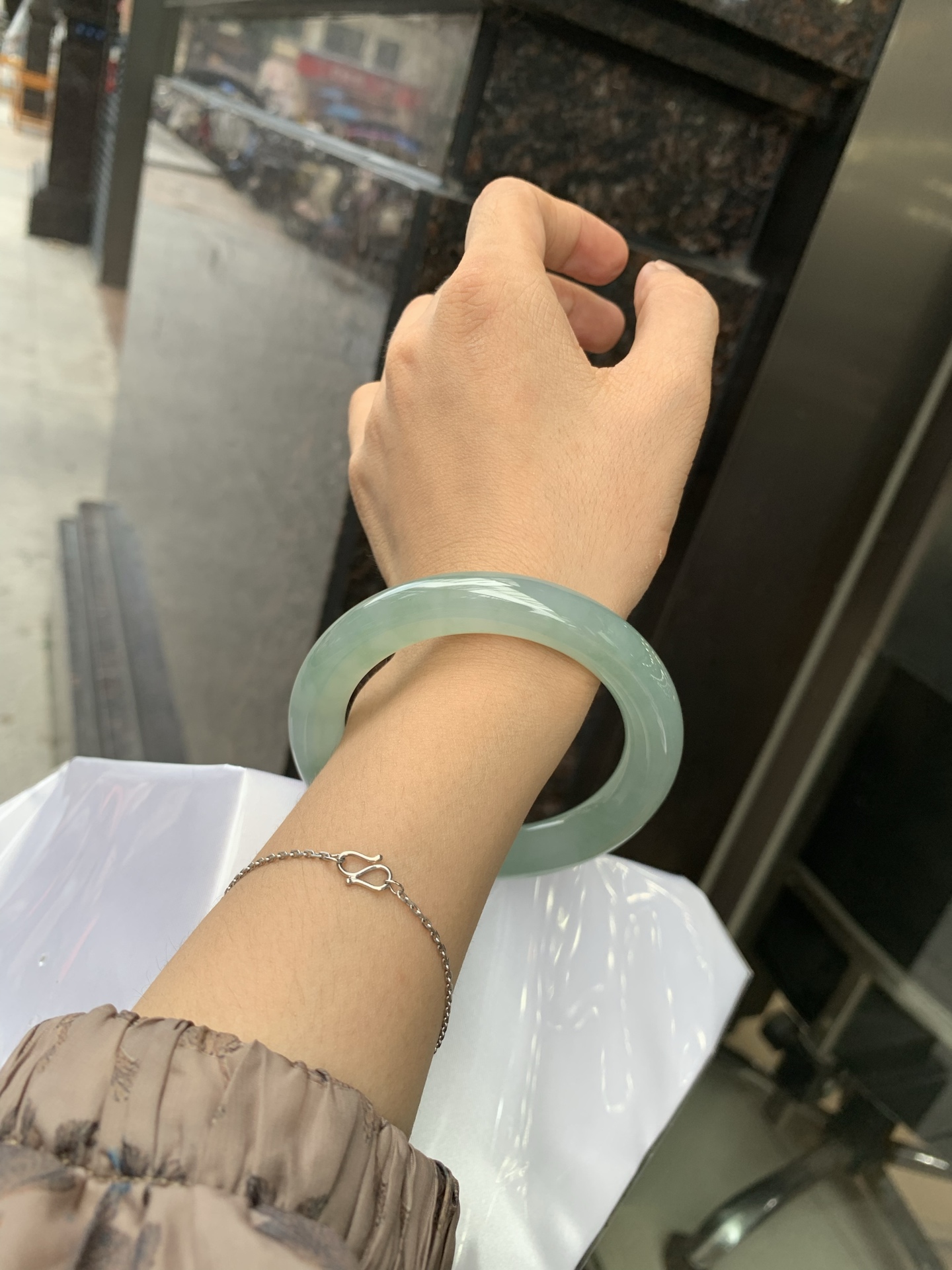 湖水绿圆条 57.8-10.8-10.7 0719-53-56 无裂，底妆胶润细腻，它的绿色深邃而柔和，仿佛阳光洒落湖面，泛起层层涟漪，波光粼粼，可谓是验证了“天青色等烟雨，而我在等你”