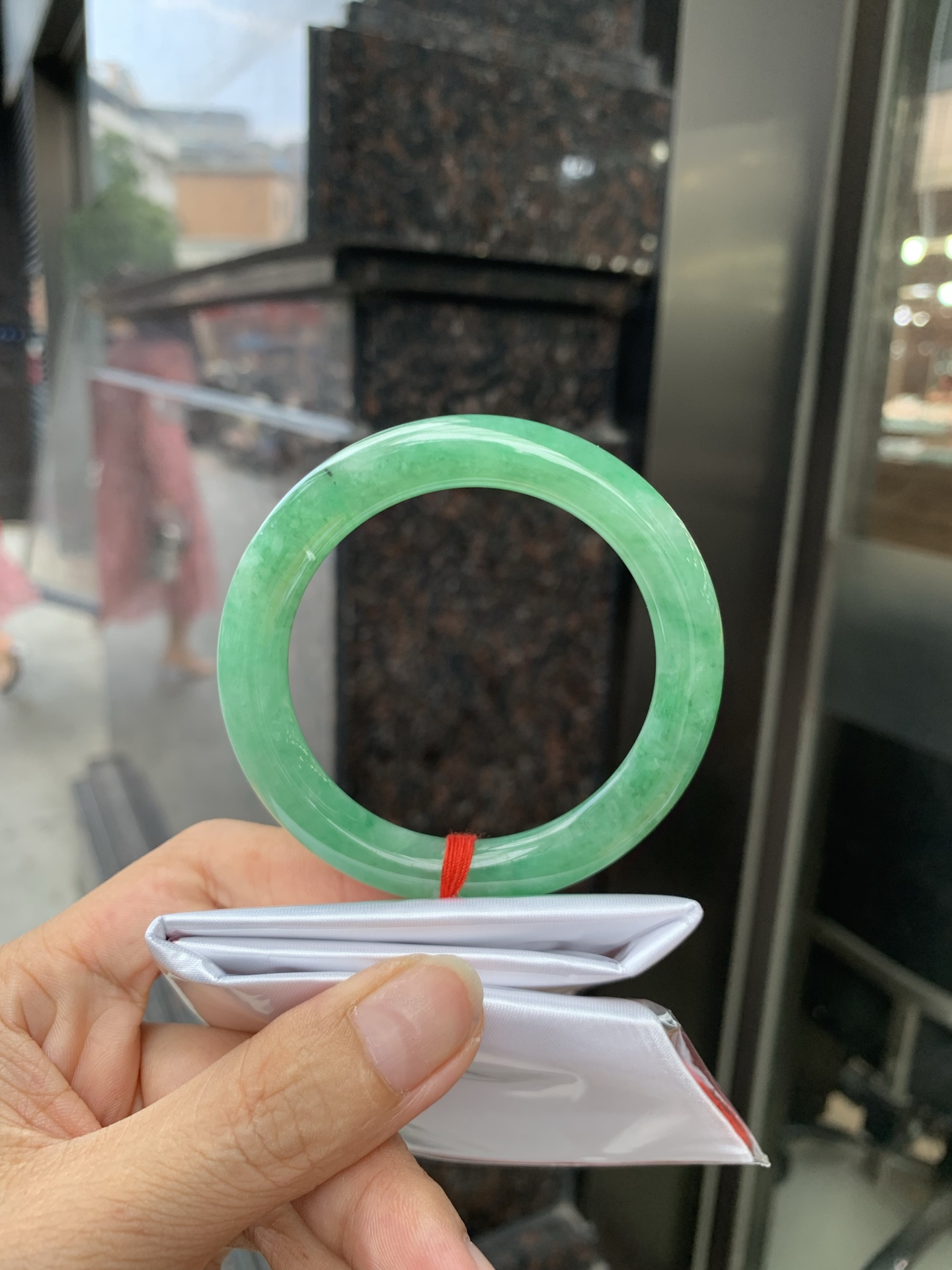 满绿圆条 51.2-8.7-7.6 0719-53-26 打灯细棉纹，底妆水润，满圈果阳绿鲜艳青翠，色泽均匀分布，举手投足之间散发出来的贵气感