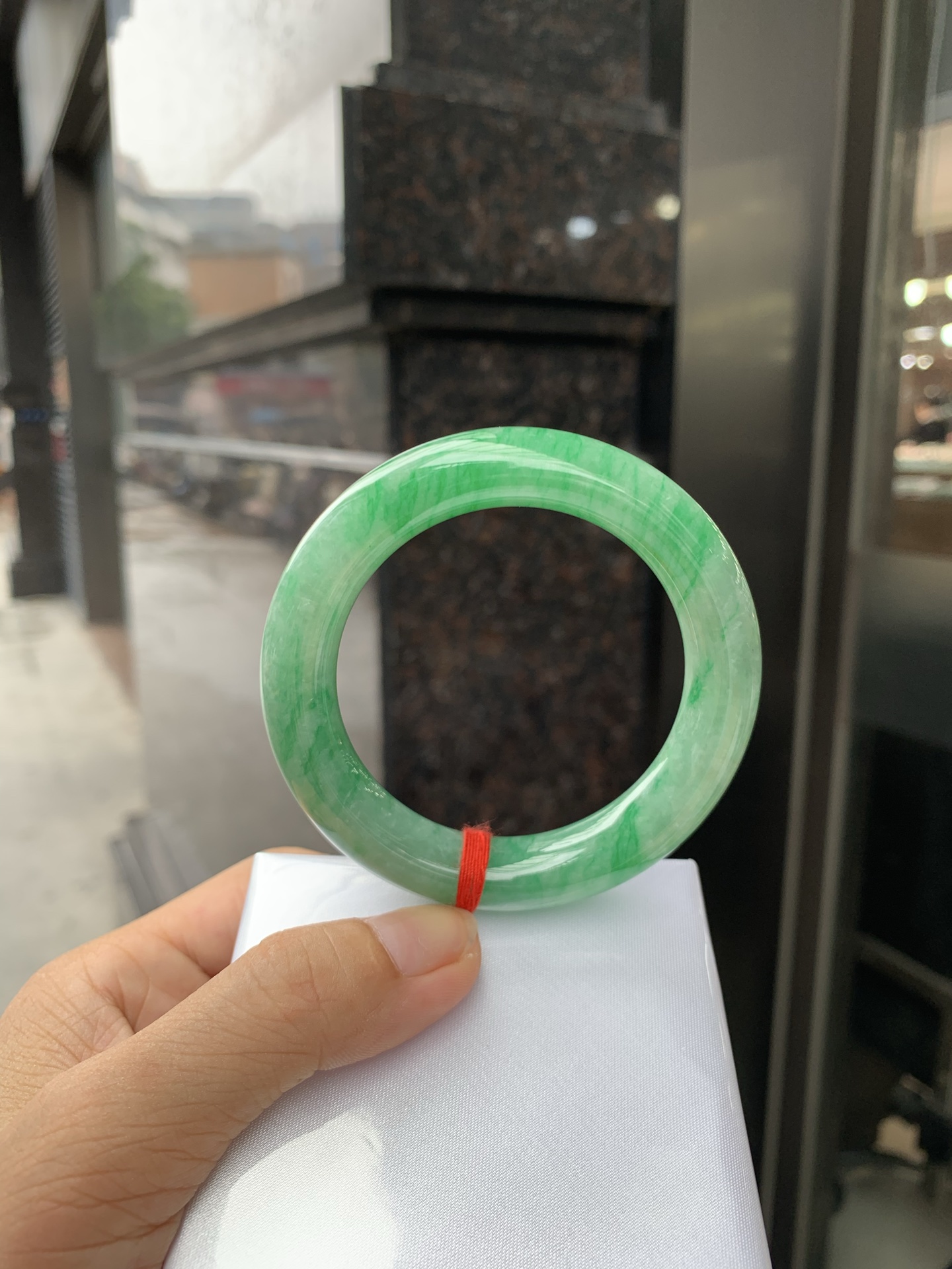 满绿圆条 52.8-10.3-11.3 0719-53-41 打灯细纹，棉线，底妆水润，满圈果阳绿鲜艳青翠，色泽均匀分布，举手投足之间散发出来的贵气感