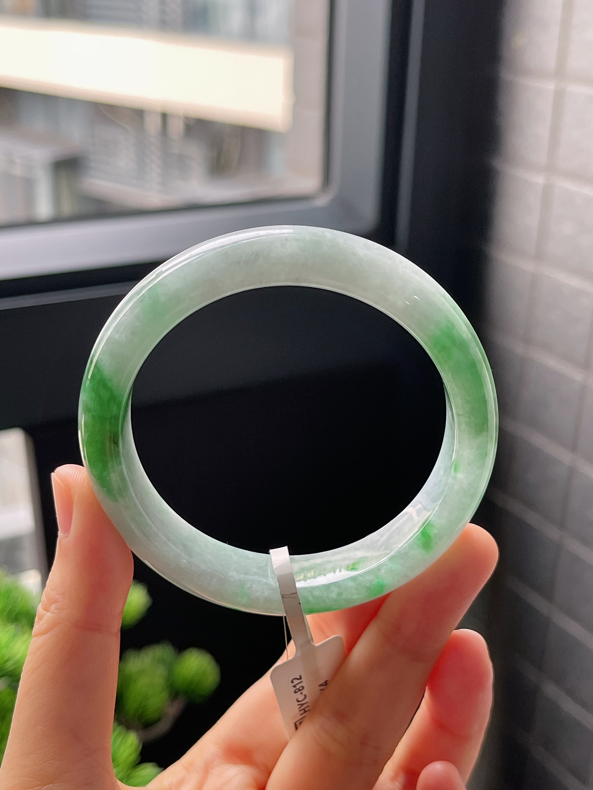 正圈54.2圈口，翡翠糯化种飘绿手镯