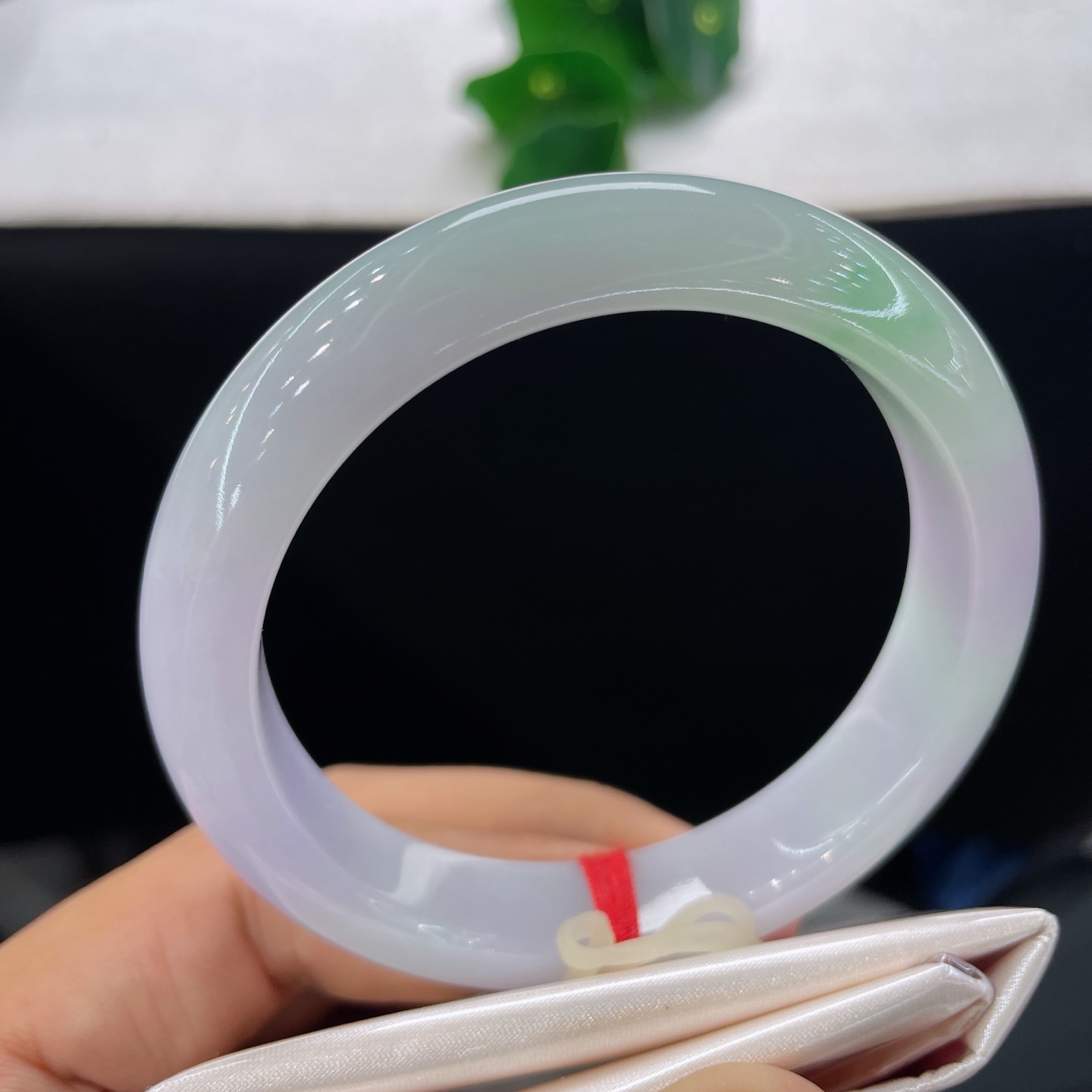 圈口57.5/12.3/8.7，冰春彩正圈，57/58可戴，浅紫藏温柔，飘翠寄安康，一镯兼得春与霞，无裂