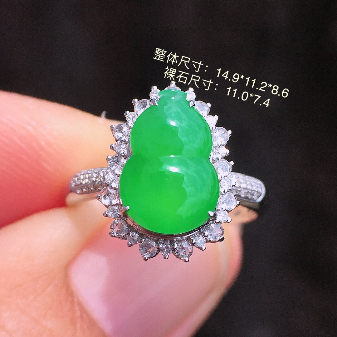️阳绿葫芦戒指，18k金豪华镶嵌，无裂，种水超好，玉质细腻。，14.9-11.2-8.6