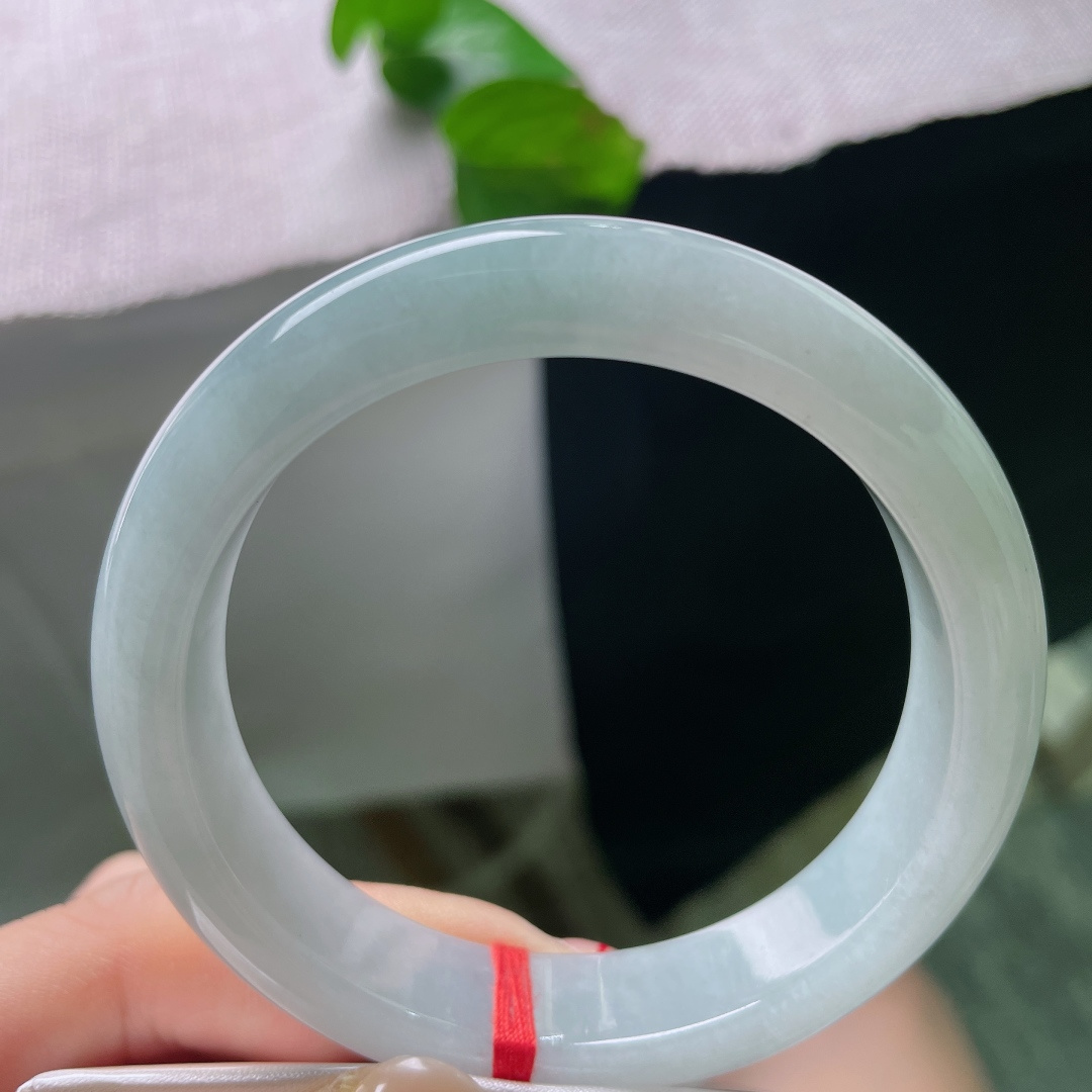 55.9/12.6/8.8，蓝底正圈，无裂，底色匀净温润，玉面莹润柔光，极简素款，清雅百搭，自带沉静