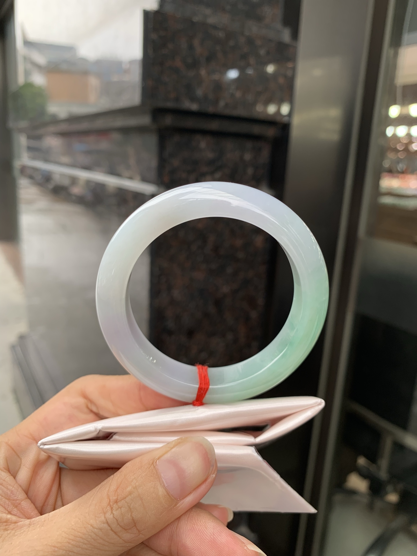 淡春彩正圈 52.7-8.6-12.1 0719-53-21 打灯棉线，底妆水润细腻，淡淡粉底与淡果绿搭配，宛如春天的繁华。在岁月的长河流转中绽放着独特的魅力，气质温婉而迷人。
