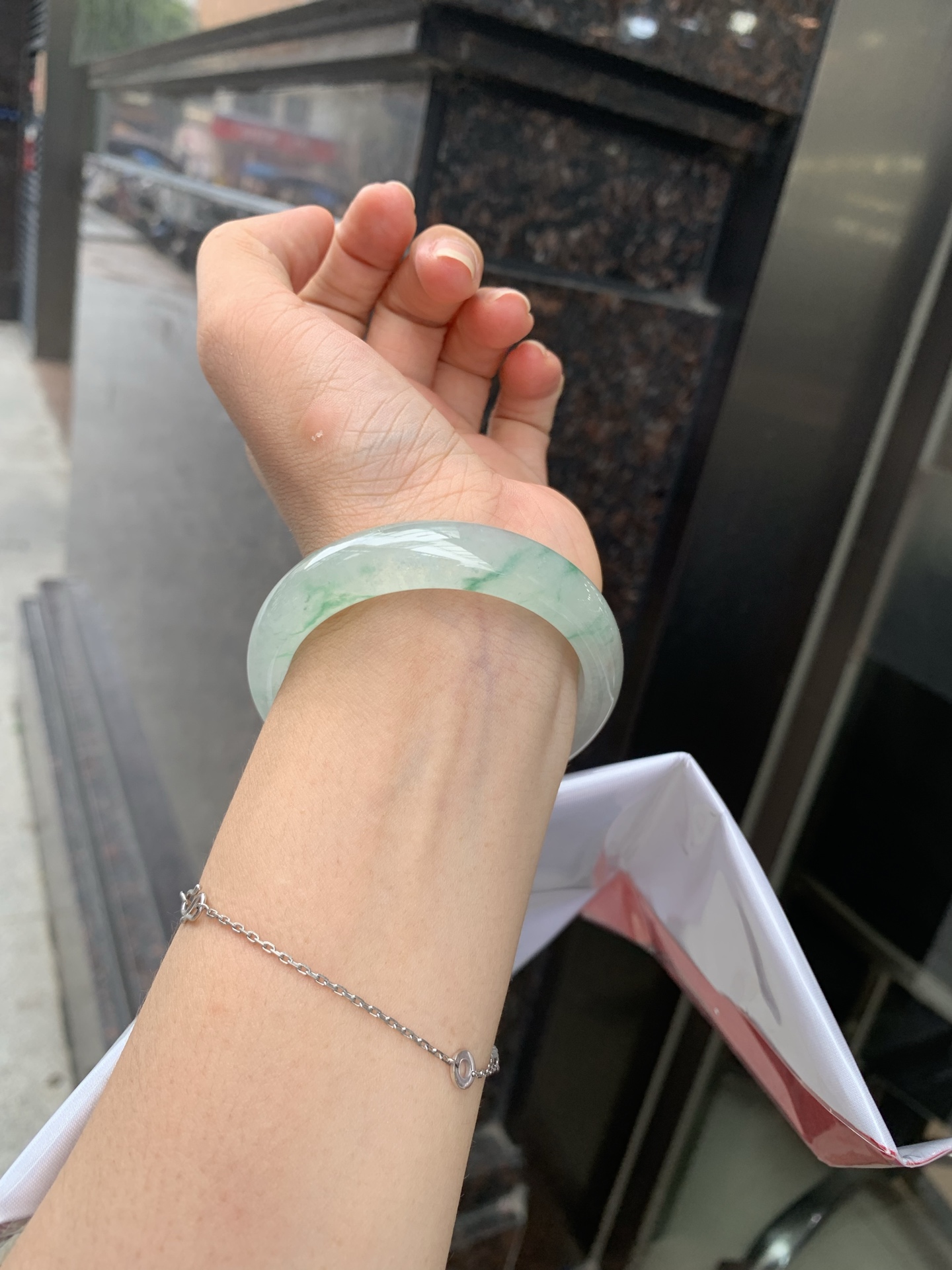 冰飘花正圈 51.8-6.8-12.2 0719-53-56 打灯细纹，底妆胶润，冰底中开出了朵朵绿花，飘花灵动飘逸，勾勒出一幅唯美诗意的山水意境画，古典优雅又秀气