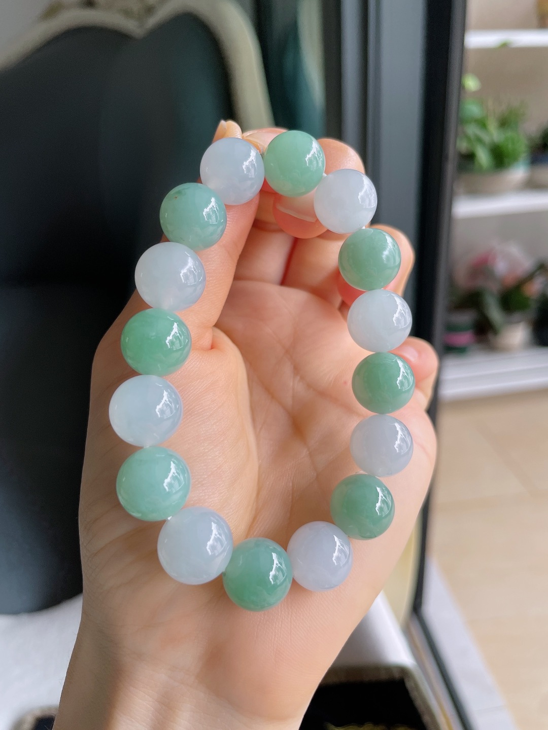 天然翡翠A货，冰双彩手串，尺寸：12.4mm。【编2349】