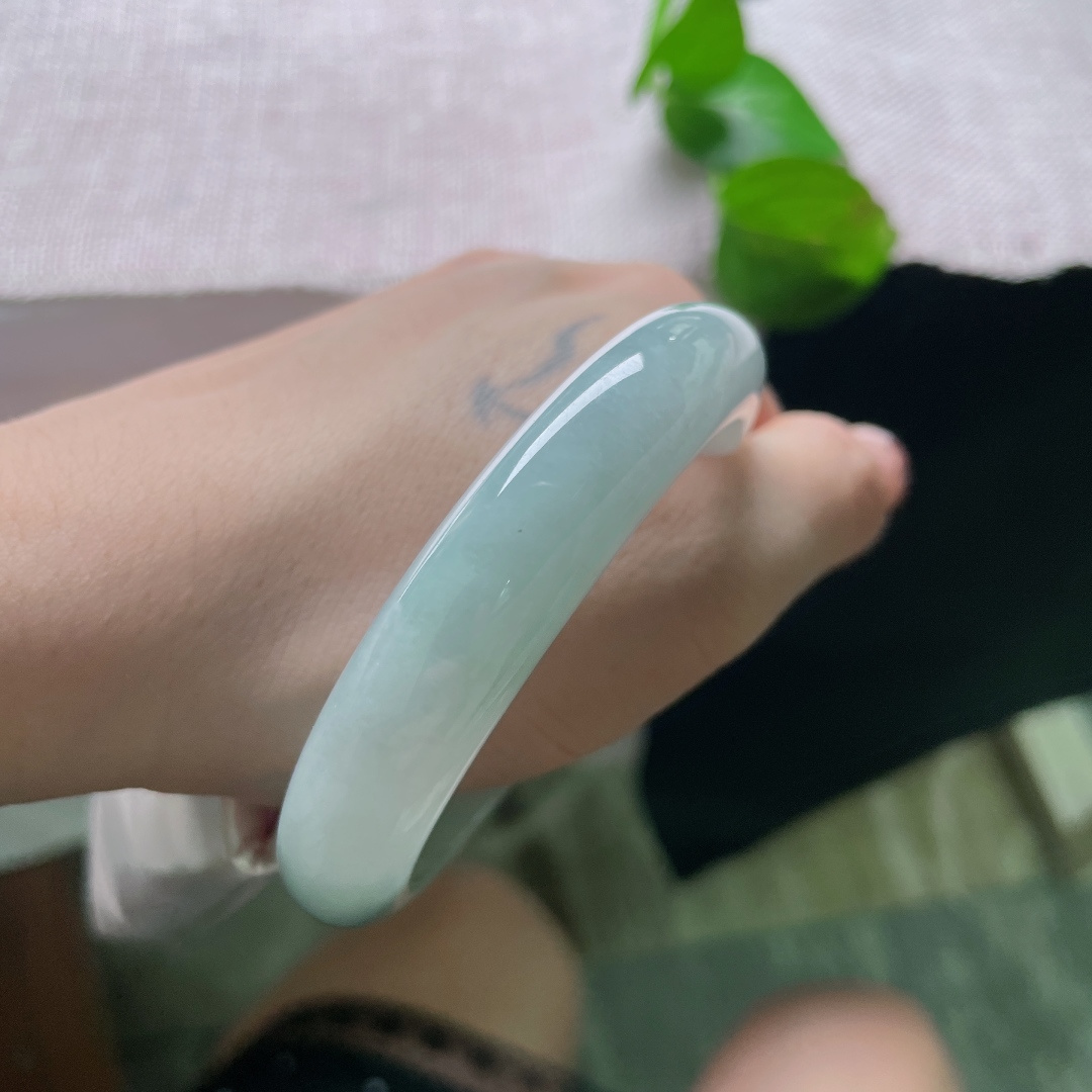 55.9/12.6/8.8，蓝底正圈，无裂，底色匀净温润，玉面莹润柔光，极简素款，清雅百搭，自带沉静温婉的东方气质，ss54911a